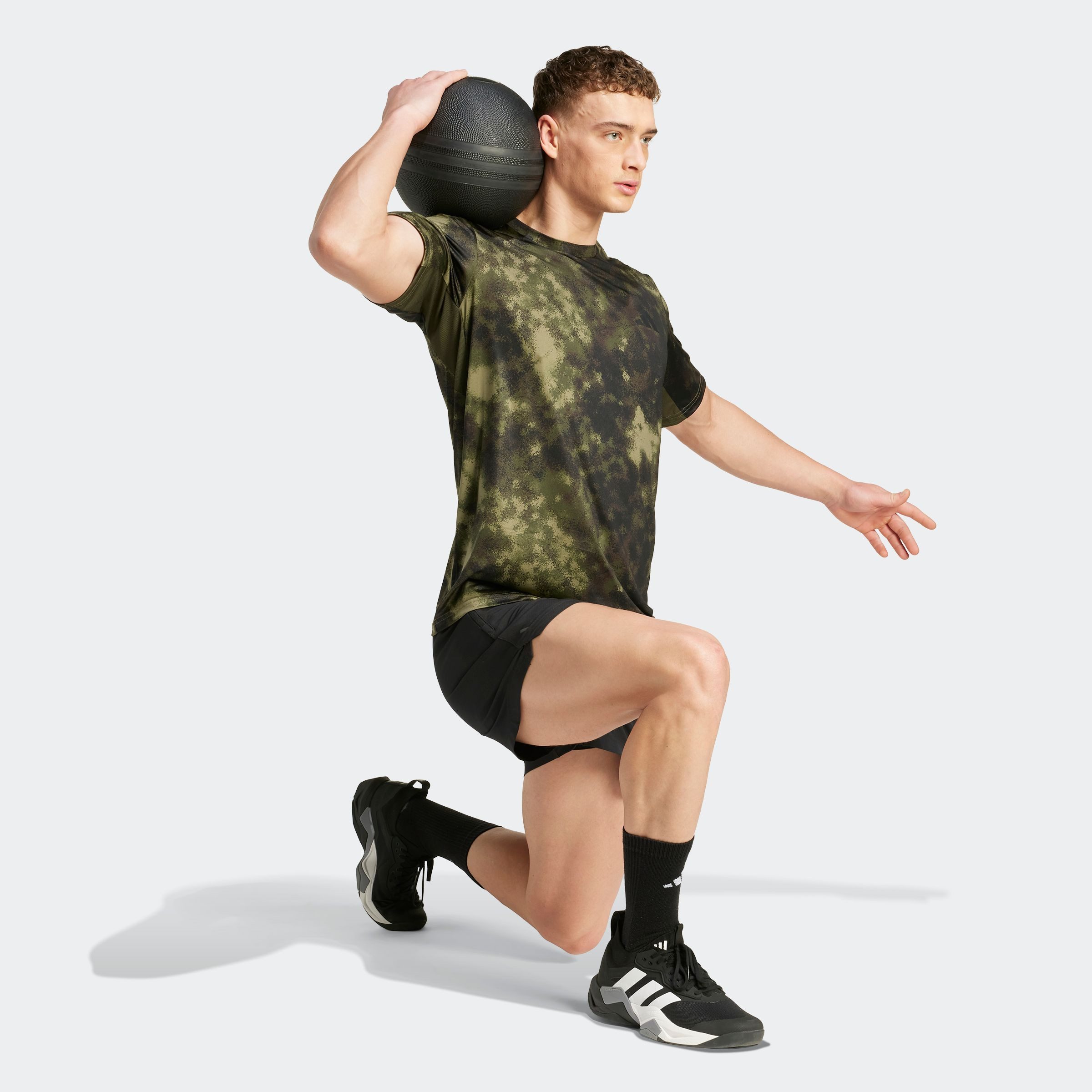 adidas Performance T-Shirt TRAIN ESSENTIALS SEASONAL ALLOVER-PRINT sportlicher Stil, Alloverprint im Camouflage-Look, schnell trocknend