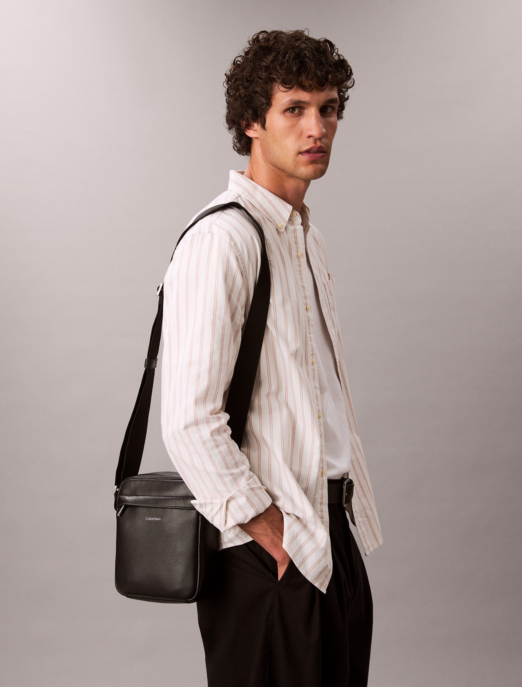 Calvin Klein Umhängetasche RAISED REPORTER, Herren Minibag, Crossbodybag, Schultertasche mit Logoschriftzug – Bild 2 von 5