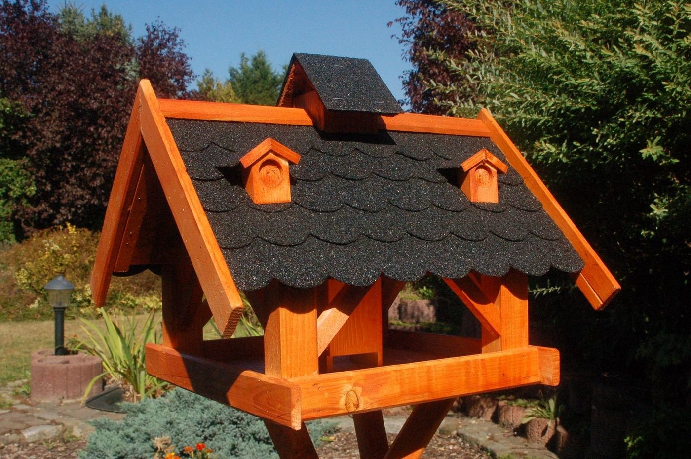 Thumbnail - DSH DEKO SHOP HANNUSCH Vogelhaus XXL Futterhaus mit Bitumenschindeln versch. Dachfarben V19