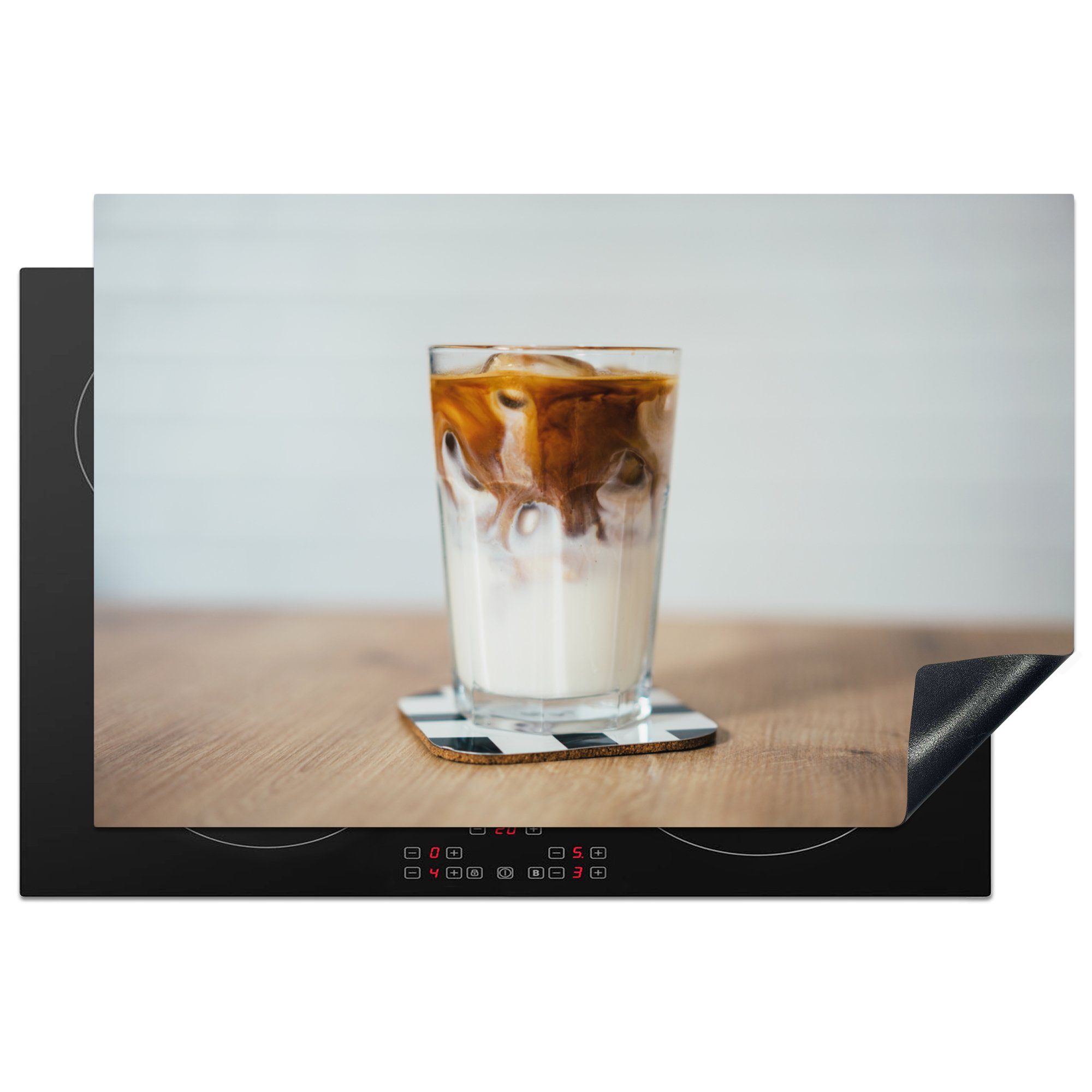 MuchoWow Herdblende-/Abdeckplatte Eine Tasse Eiskaffee auf einem Holztisch, Vinyl, (1 tlg), 81x52 cm, Induktionskochfeld Schutz für die küche, Ceranfeldabdeckung