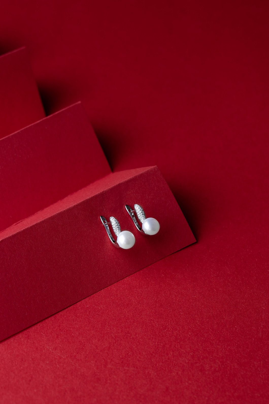 Gaura Pearls Perlenohrringe Modern weiß rund 8.5-9 mm, Süßwasserzuchtperle Zirkonia, 925er rhodiniertes Silber