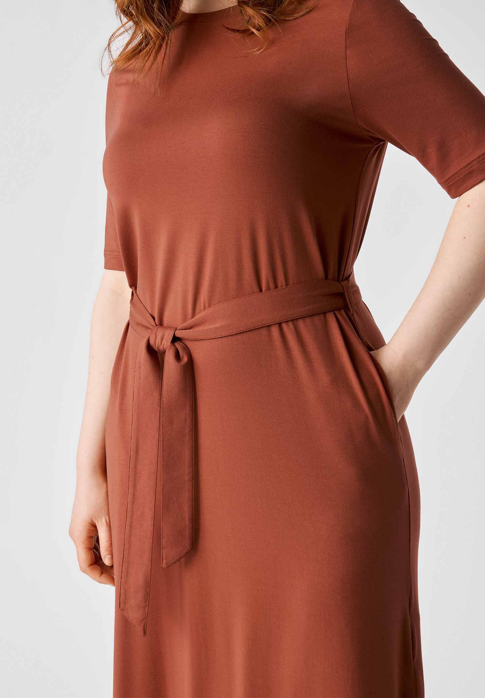 Les Lunes Jerseykleid Lolaa Dress lockerer Sitz, seitliche Schlitze, mit Gürtel und Seitentaschen