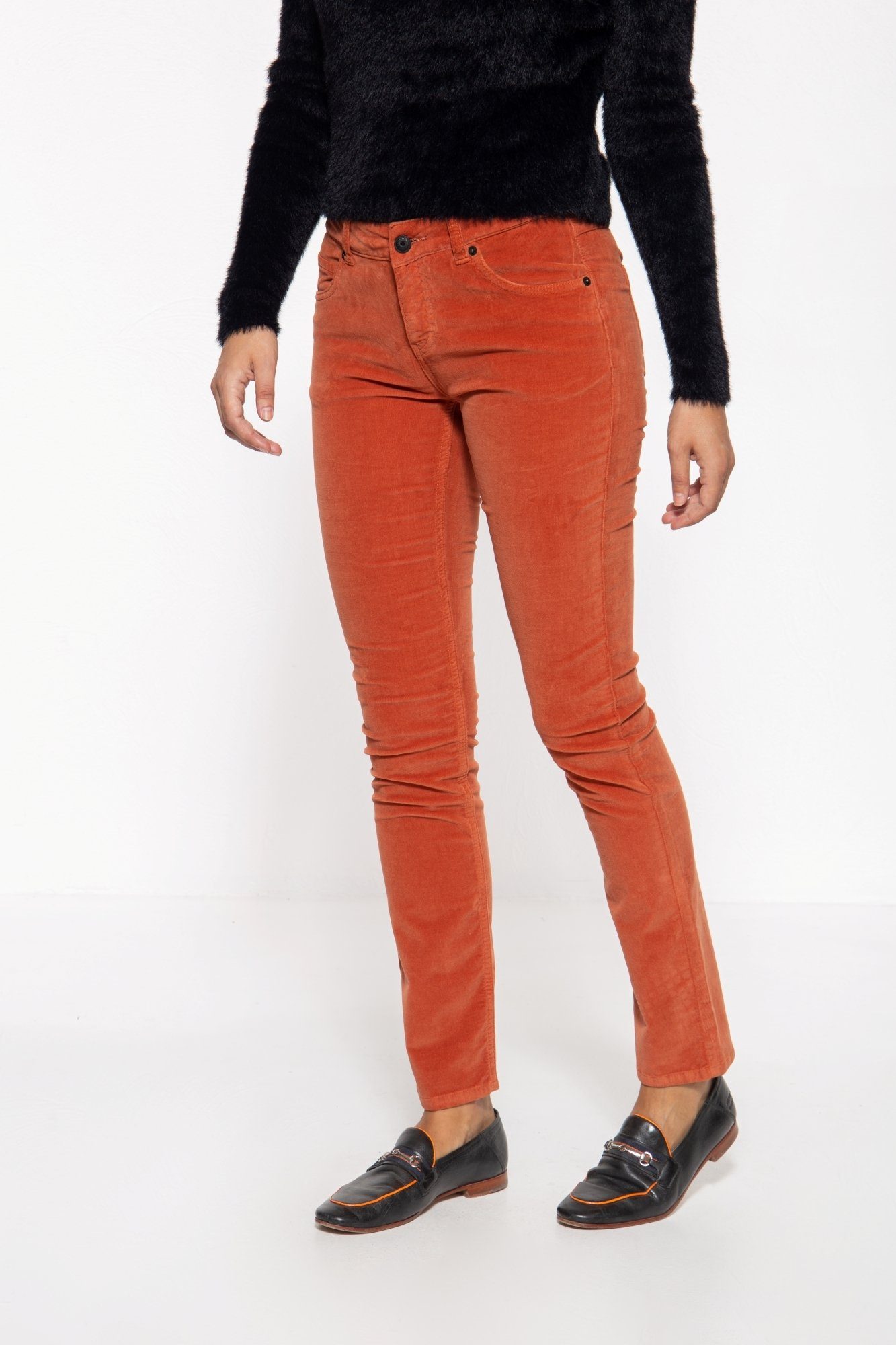 ATT Jeans Röhrenhose Belinda Velvet mit Samt-Optik