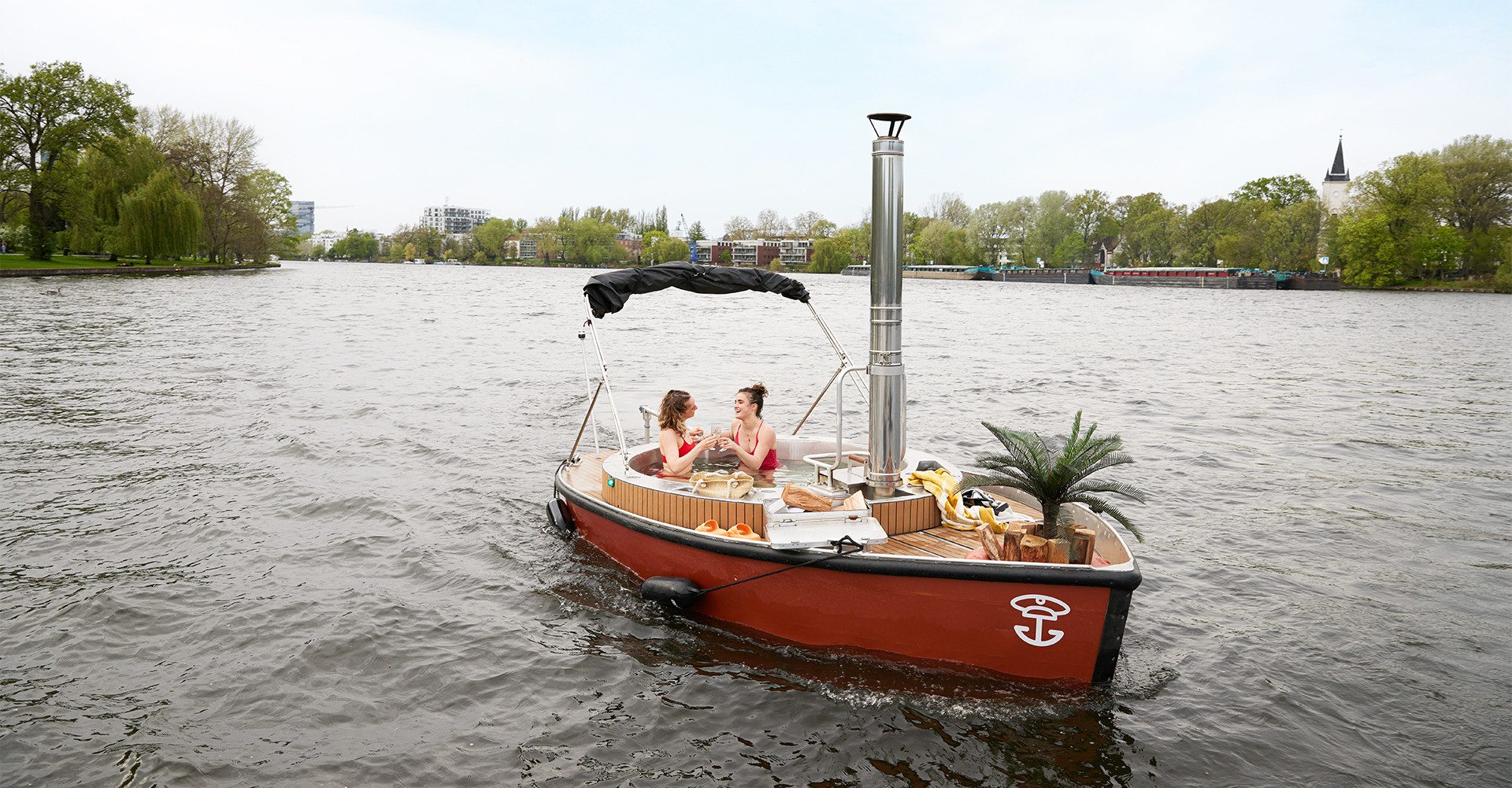 mydays Erlebnisgutschein Hot Tub Berlin (für bis zu 6 Personen), Berlin: Eintauchen ins schwimmende Wohlfuehlparadies