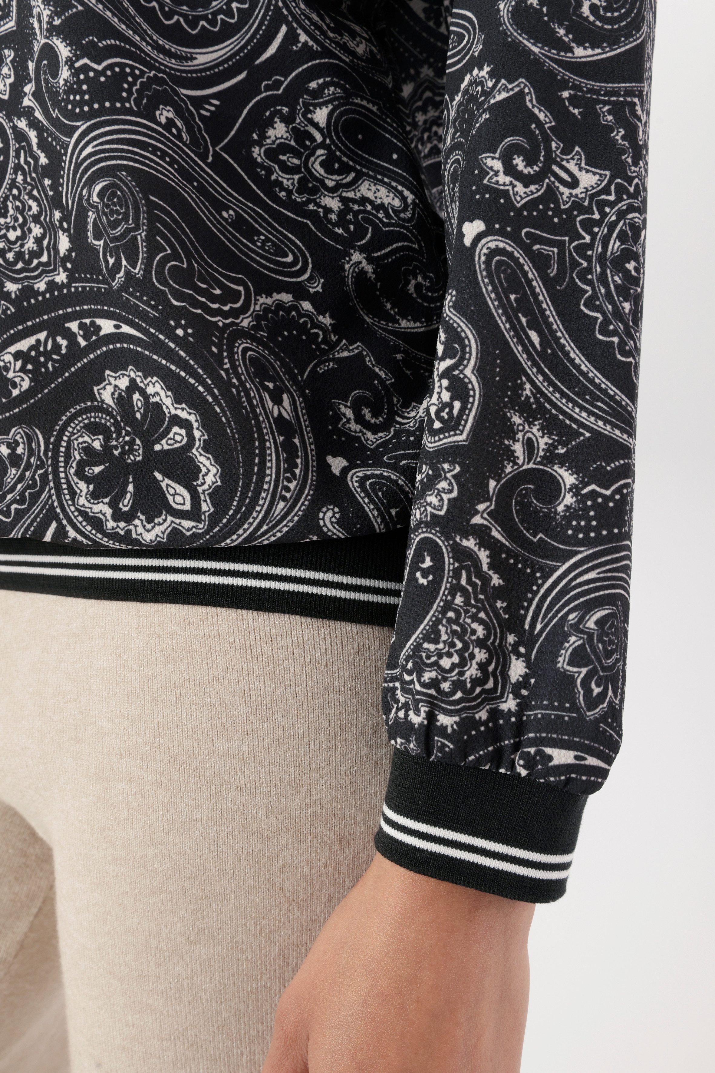Aniston SELECTED Shirtbluse mit gestreiften Bündchen und Ornamentmuster allover - NEUE KOLLEKTION – Bild 3 von 5