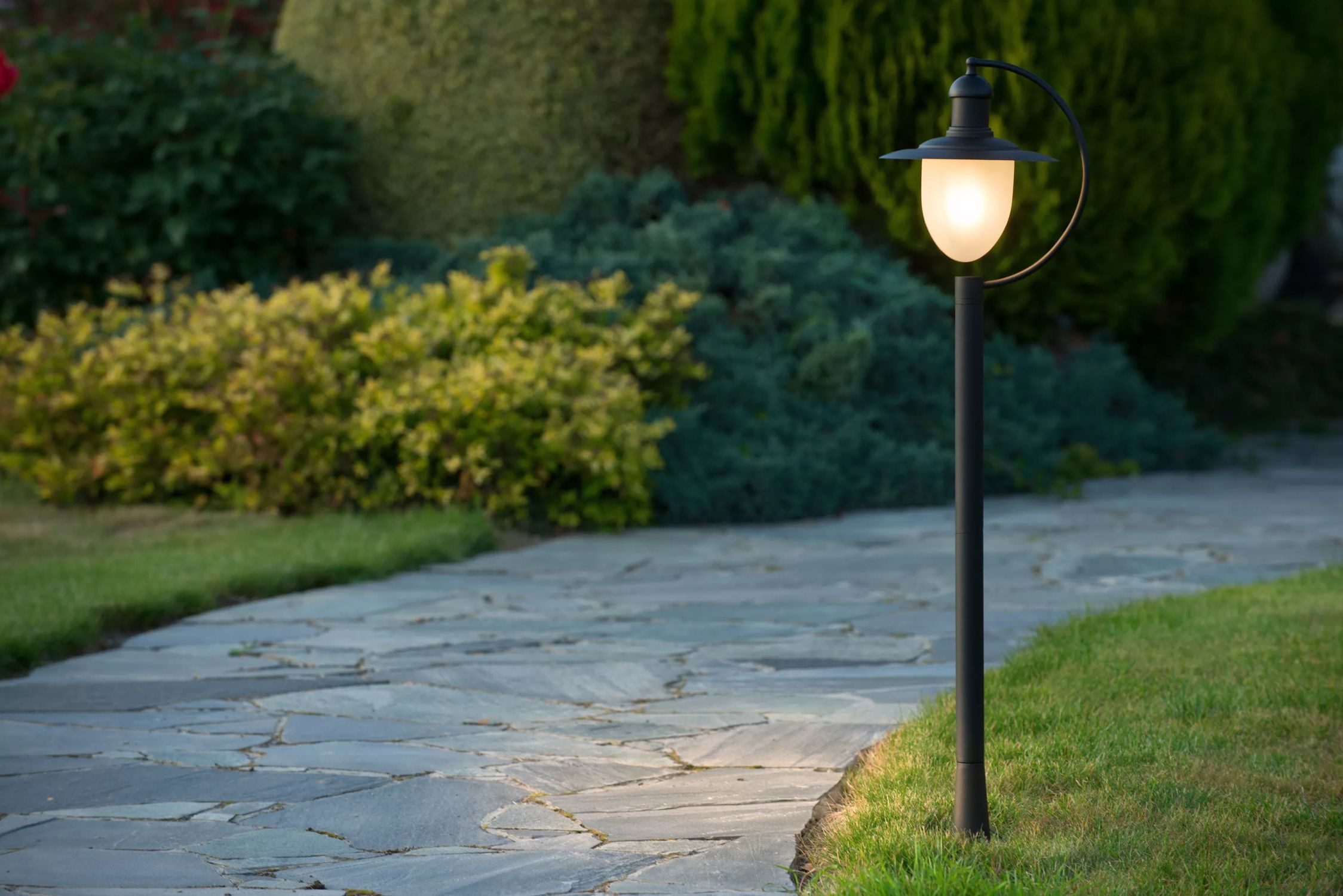 Licht-Erlebnisse Außen-Stehlampe SOLU, ohne Leuchtmittel, Glas Metall E27 IP44 110 cm Schwarz Weiß Vintage Design