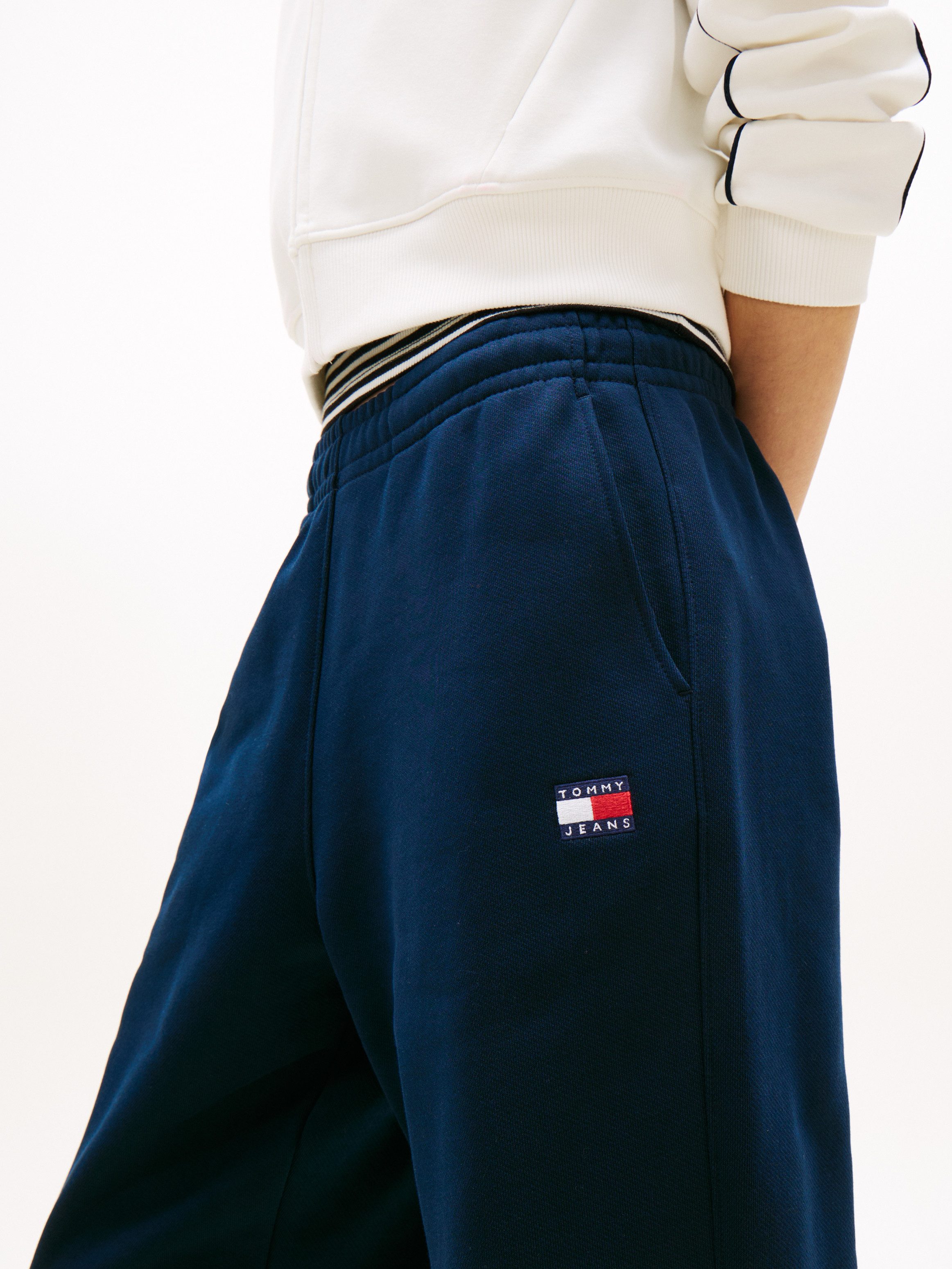 Tommy Jeans Sweathose TJW BADGE SWEATPANT Relaxed Fit mit Elastikbund am Bein