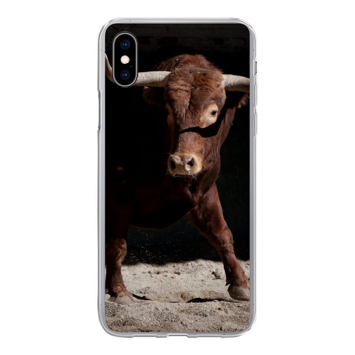 MuchoWow Handyhülle Ein brauner Stier vor schwarzem Hintergrund Handyhülle Apple iPhone Xs Smartphone-Bumper Print Handy
