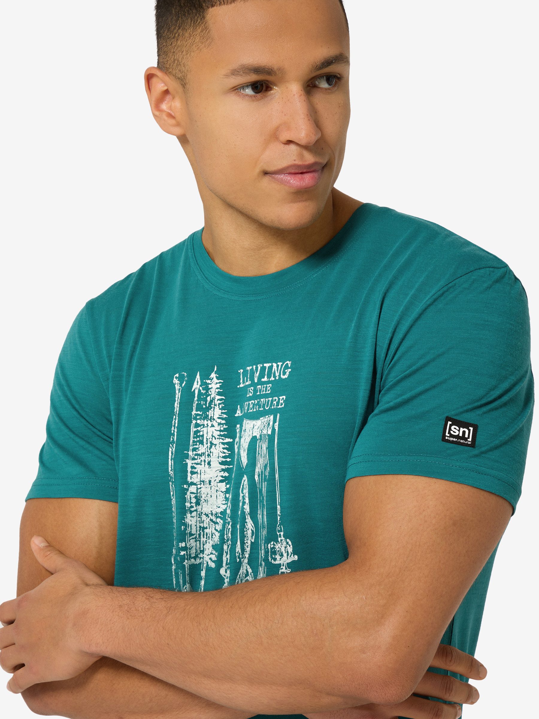 SUPER.NATURAL T-Shirt für Herren,Merino M FISHING ADVENTURE TEE mit Sommer-Motiv, atmungsaktiv