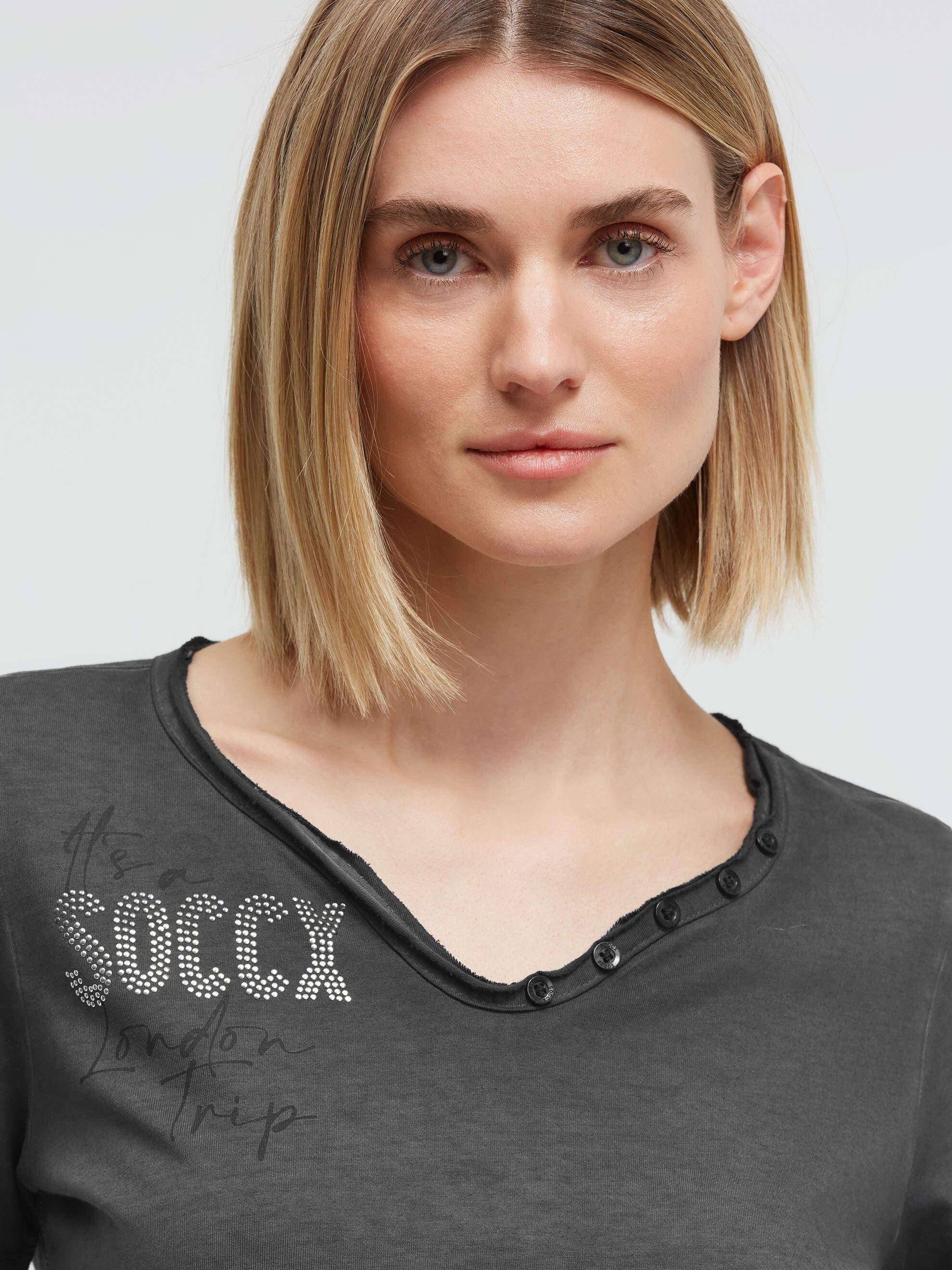 SOCCX V-Shirt mit längerer Rückenpartie – Bild 4 von 5