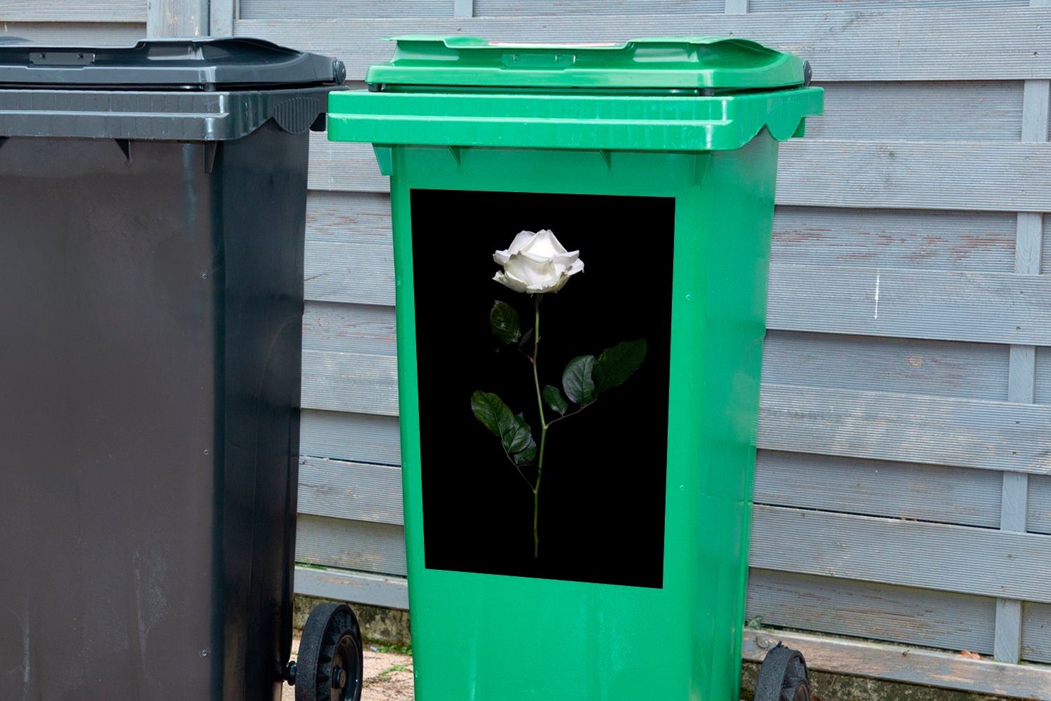 einer Nahaufnahme Abfalbehälter St), (1 Container, Wandsticker Rose Sticker, aufrechten weißen Mülltonne, MuchoWow Mülleimer-aufkleber,