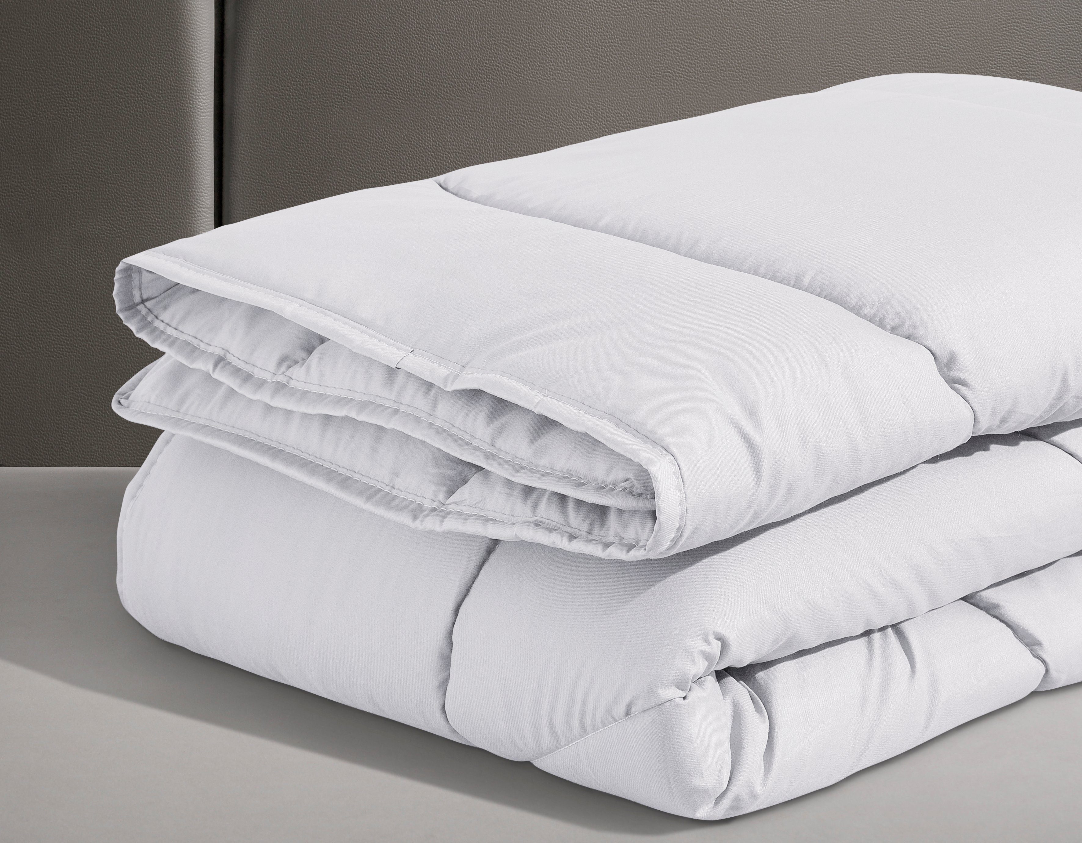 OTTO home Microfaserbettdecke Microlux, Bettdecke 135x200 cm und Übergrößen bis 240x220cm, Füllung: Feuchtigkeitsregulierende 3D Klimafaser (Polyester), Bezug: Microfaser-Feinbatist, fest versteppter Bezug - keine Bettwäsche nötig, Sommer, Winter