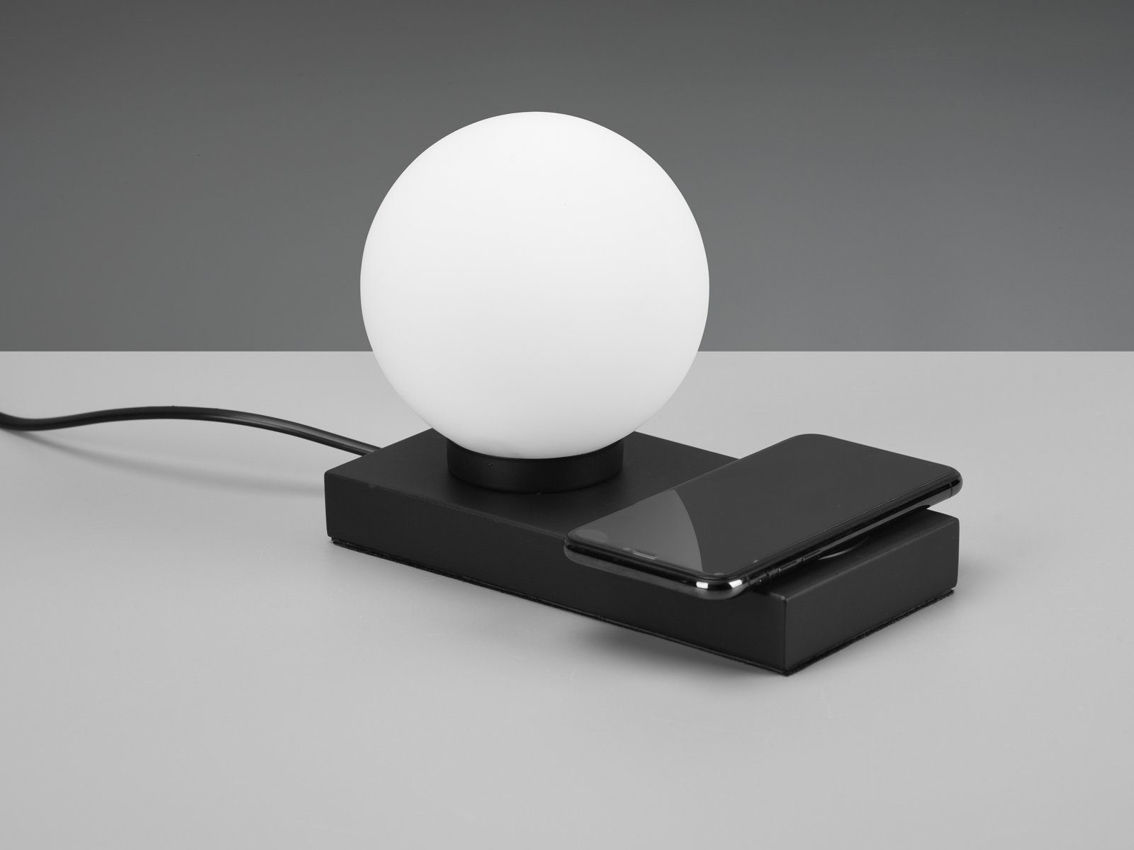 Reality Leuchten LED Nachttischlampe, Induktive Ladestation, LED wechselbar, warmweiß, kleine Tischlampe mit Glas-Kugel Lampenschirm, Touch mit Ladefunktion