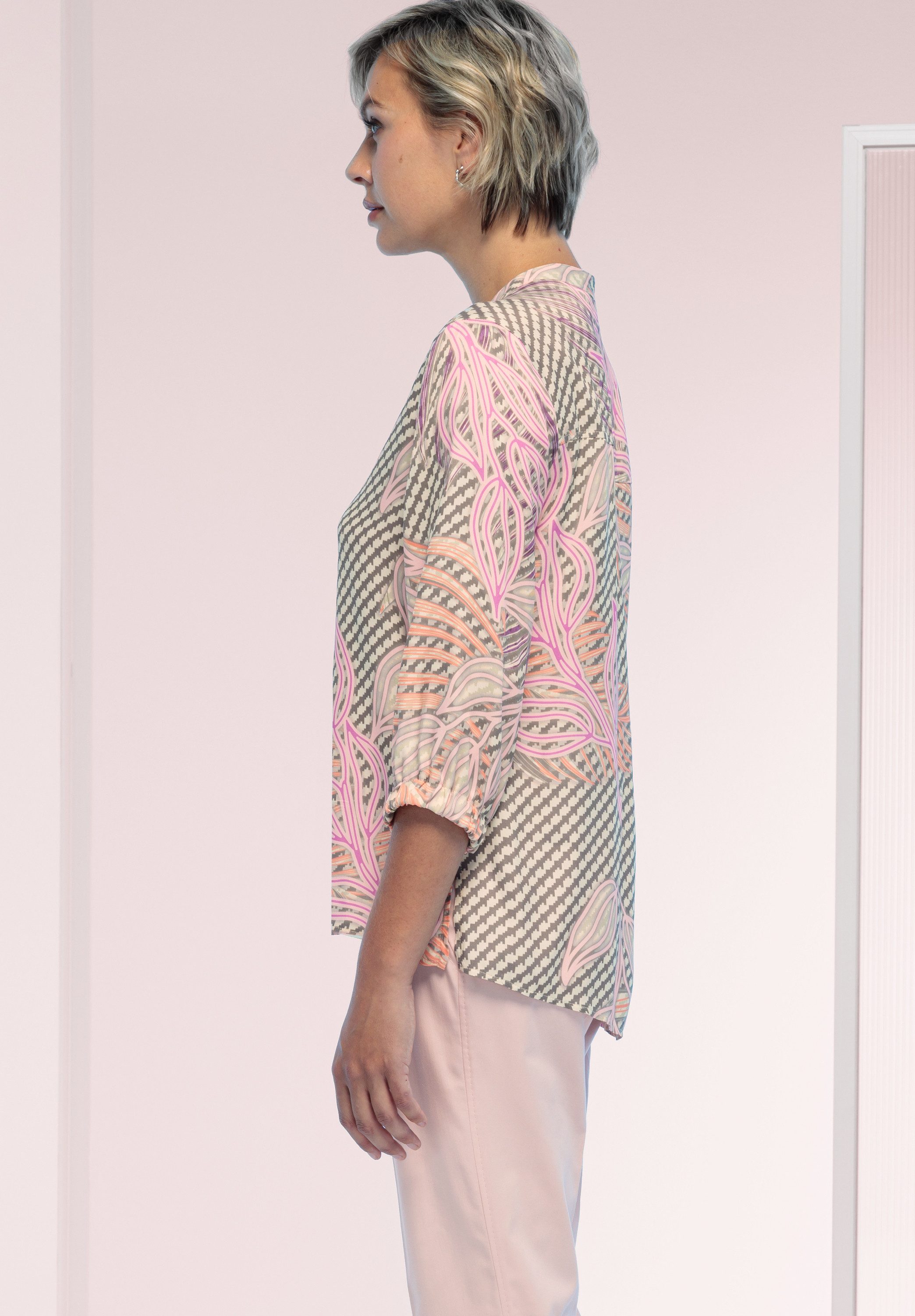 bianca Druckbluse ADINA in modernem Druck in Pastellfarben