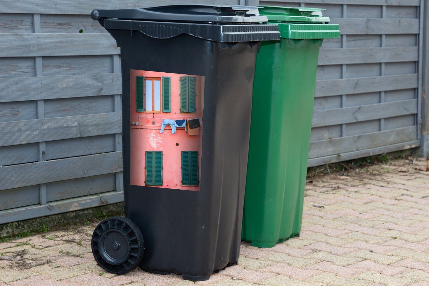 Wandsticker Gebäude Sticker, St), Mülltonne, rosa vor Wäscheleine Container, MuchoWow Mülleimer-aufkleber, Abfalbehälter (1 einem