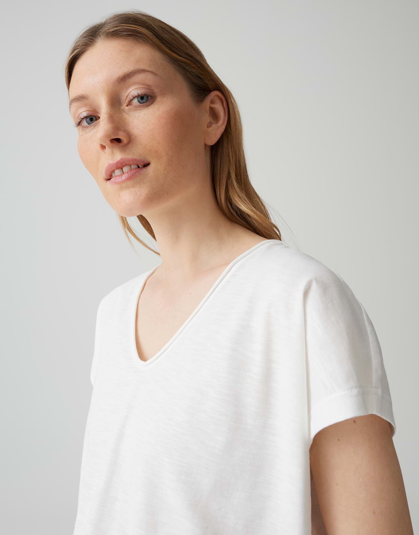 OPUS Kurzarmshirt Sidanki aus weichem Jersey mit dezenter Struktur Der überschnittene Arm sorgt für eine relaxte Silhouette – Bild 4 von 5