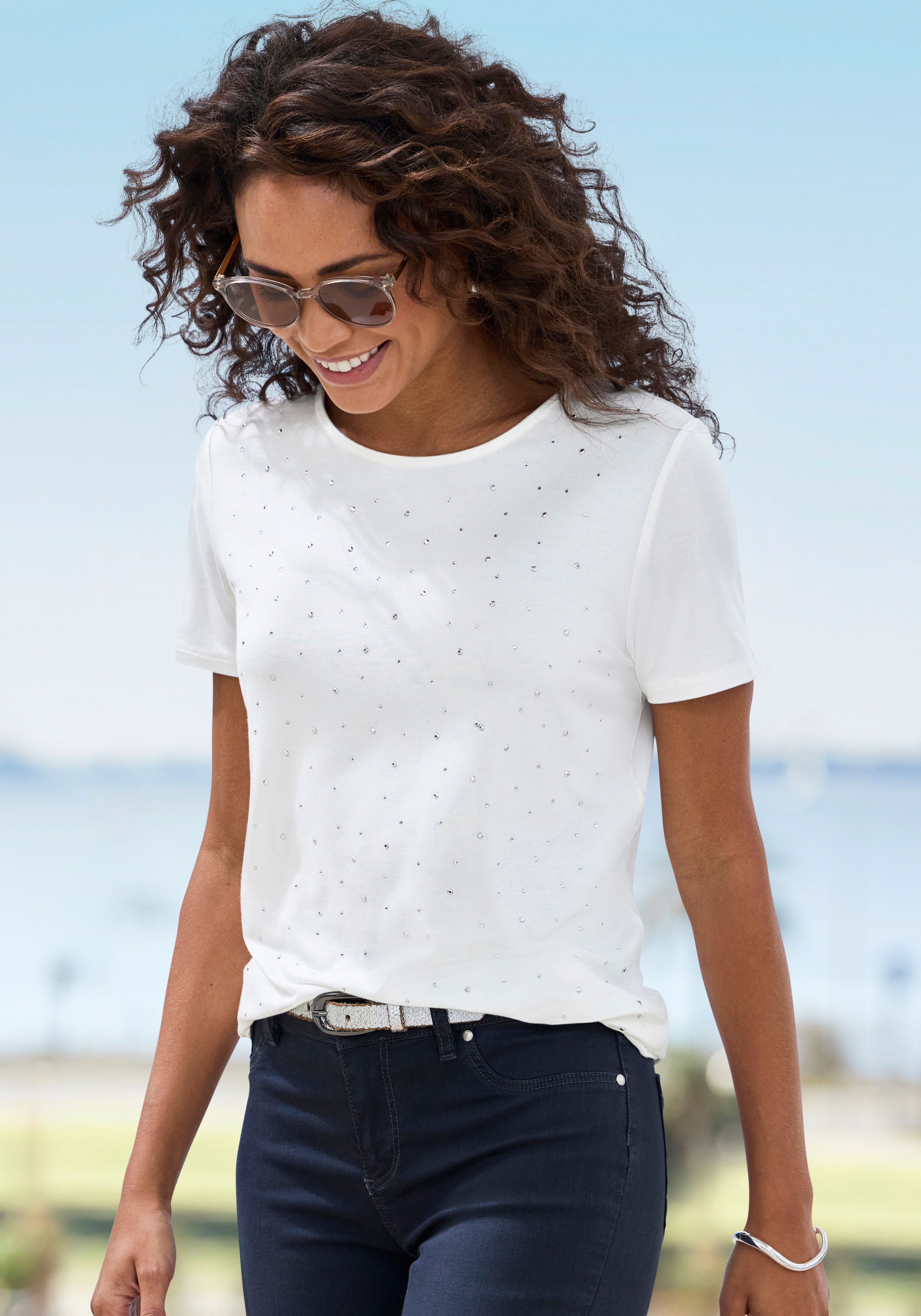LASCANA T-Shirt mit funkelnden Strass-Steinen vorn günstig online kaufen