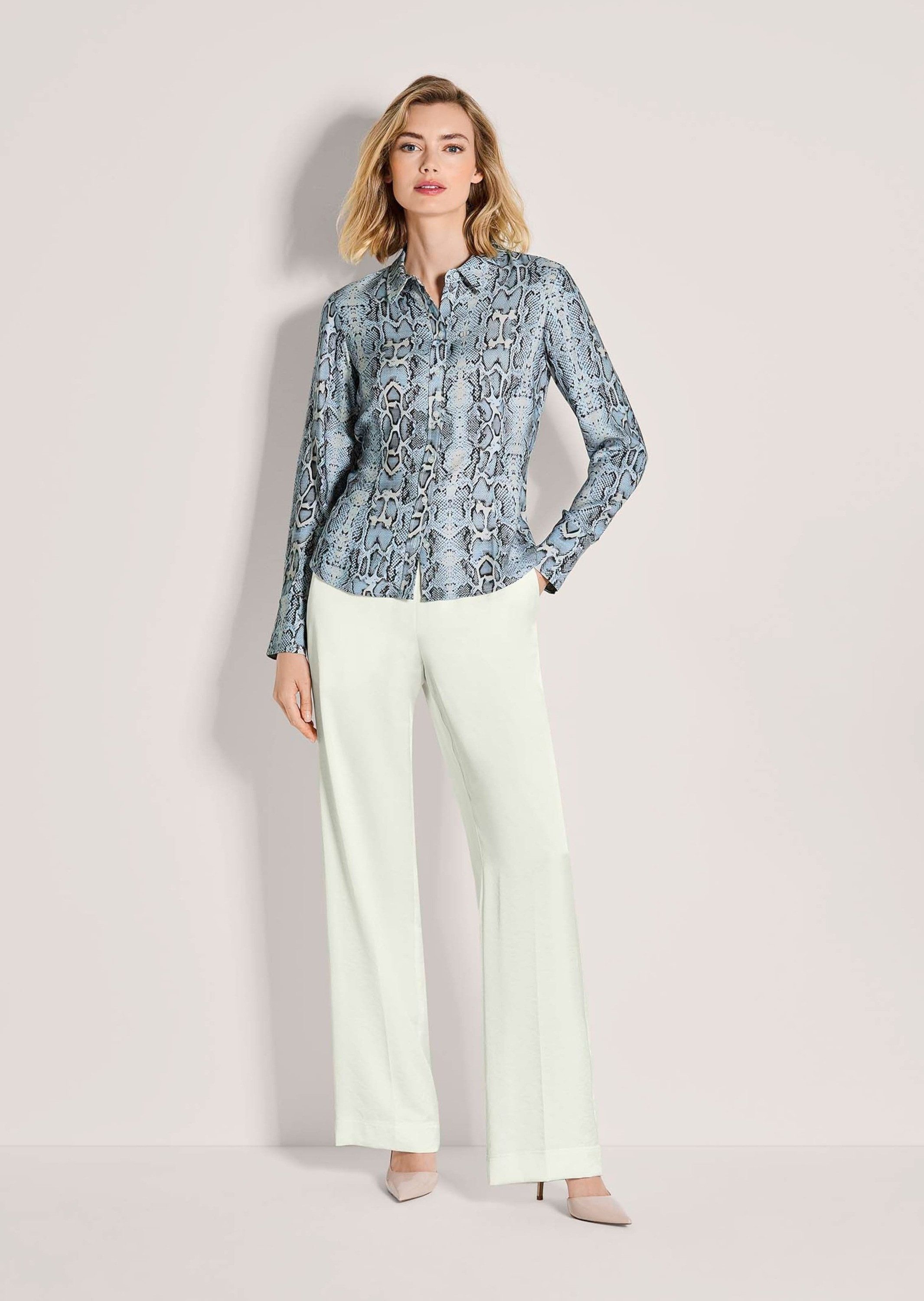 MADELEINE Hemdbluse Viskosebluse mit Animal-Print Druckbluse mit Hemdkragen, Knopfleiste und Langarm