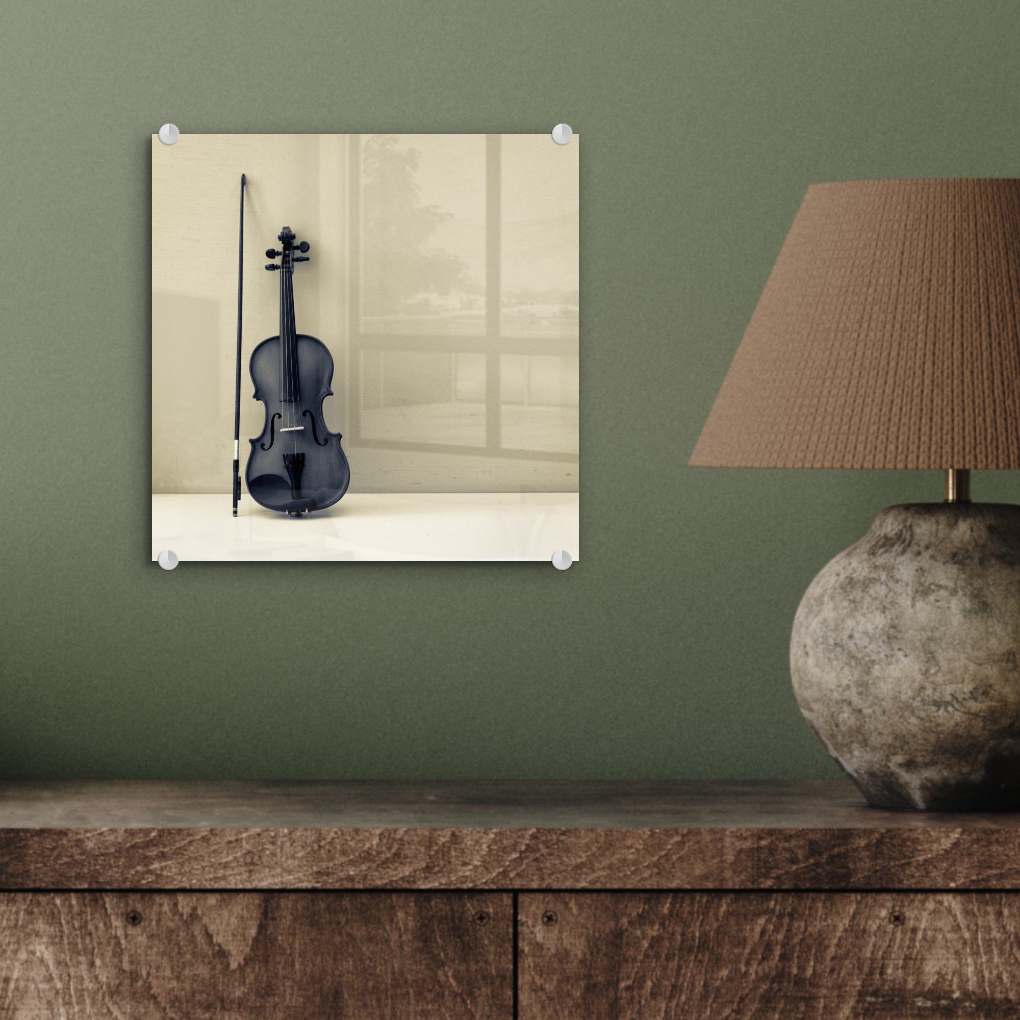 MuchoWow Acrylglasbild Eine Geige Wandbild lehnt Wanddekoration Glas Wand, an auf Glas auf Foto - - Bilder der graue Glasbilder St), (1 