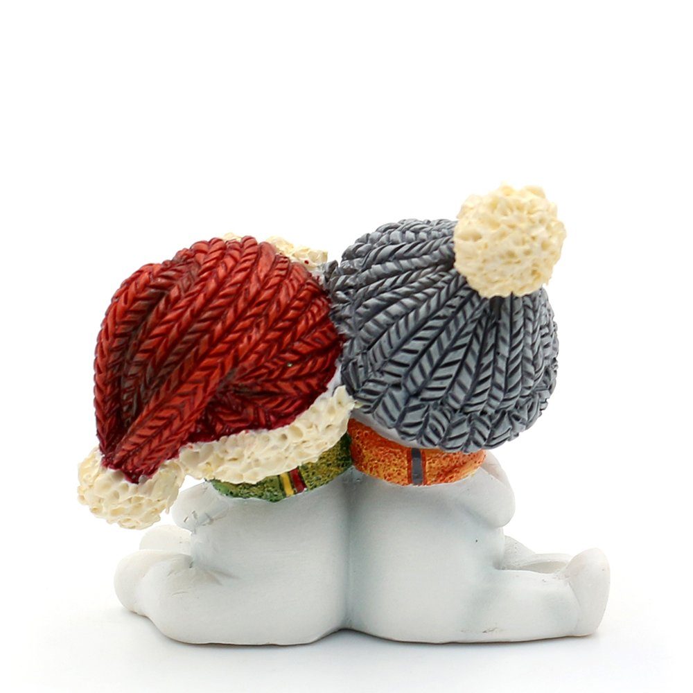 Dekohelden24 Dekofigur Schneekinderpaar als 2er Set, mit Mütze und Schal, in rot, grau, orange und grün, sitzend L/B/H 5,5 x 3,5 x 5,5 cm – Bild 4 von 5