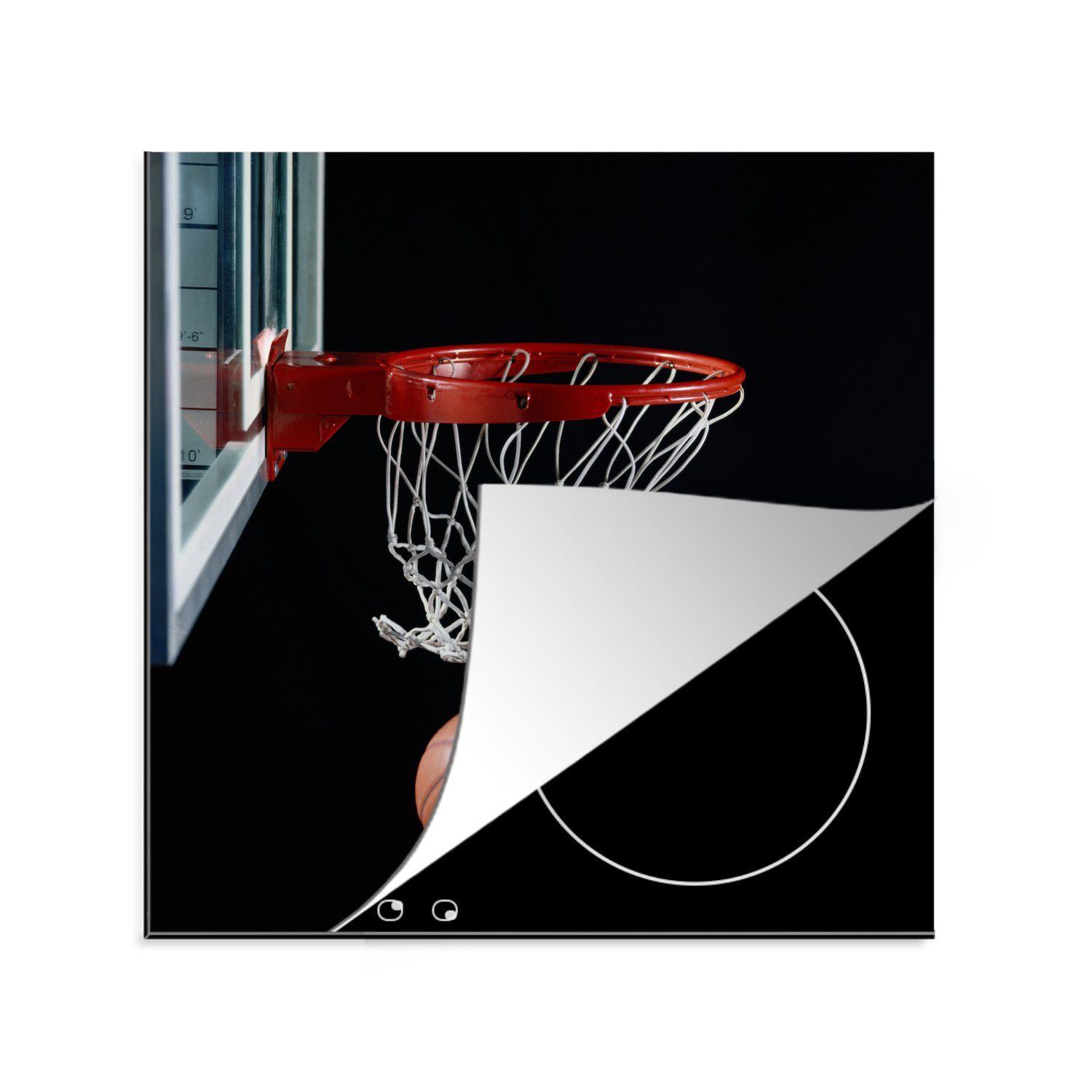 MuchoWow Herdblende-/Abdeckplatte Ein Basketball neben dem Korb auf schwarzem Hintergrund, Vinyl, (1 tlg), 78x78 cm, Ceranfeldabdeckung, Arbeitsplatte für küche