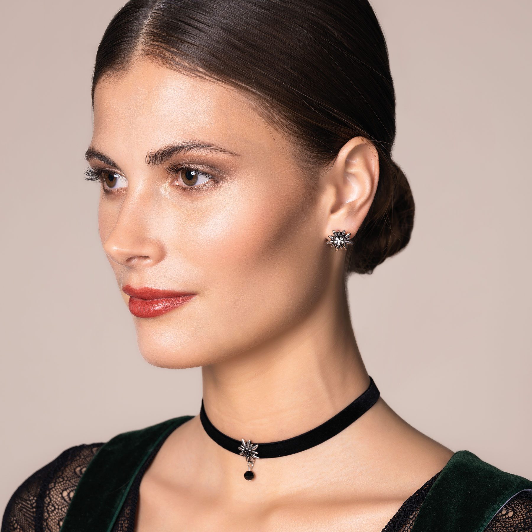 Alpenflüstern Choker Trachten-Samt-Kropfband Strass-Edelweiß Perle (schwarz), - nostalgische Trachtenkette enganliegend, Kropfkette elastisch, Damen – Bild 4 von 5