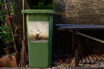 MuchoWow Wandsticker Ein Mann auf Entenjagd im Marram-Gras (1 St), Mülleimer-aufkleber, Mülltonne, Sticker, Container, Abfalbehälter