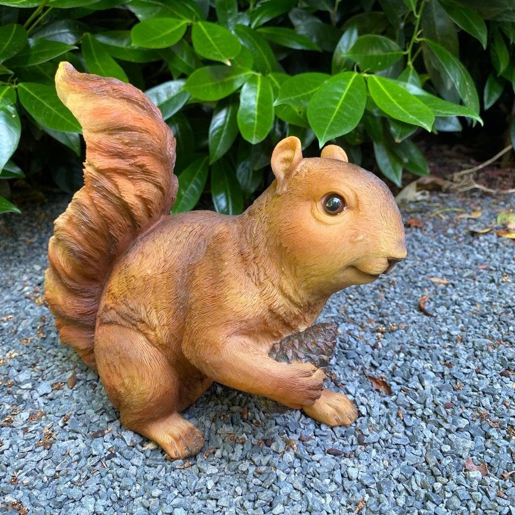 Aspinaworld Gartenfigur Eichhörnchen Figur mit Zapfen in der Hand 17 cm wetterfest