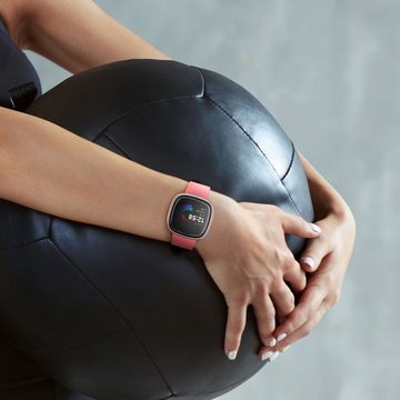 kwmobile Smartwatch-Hülle 2x Hülle für Fitbit Versa 4 / Sense 2, Fullbody Fitnesstracker Glas Cover Case Schutzhülle Set