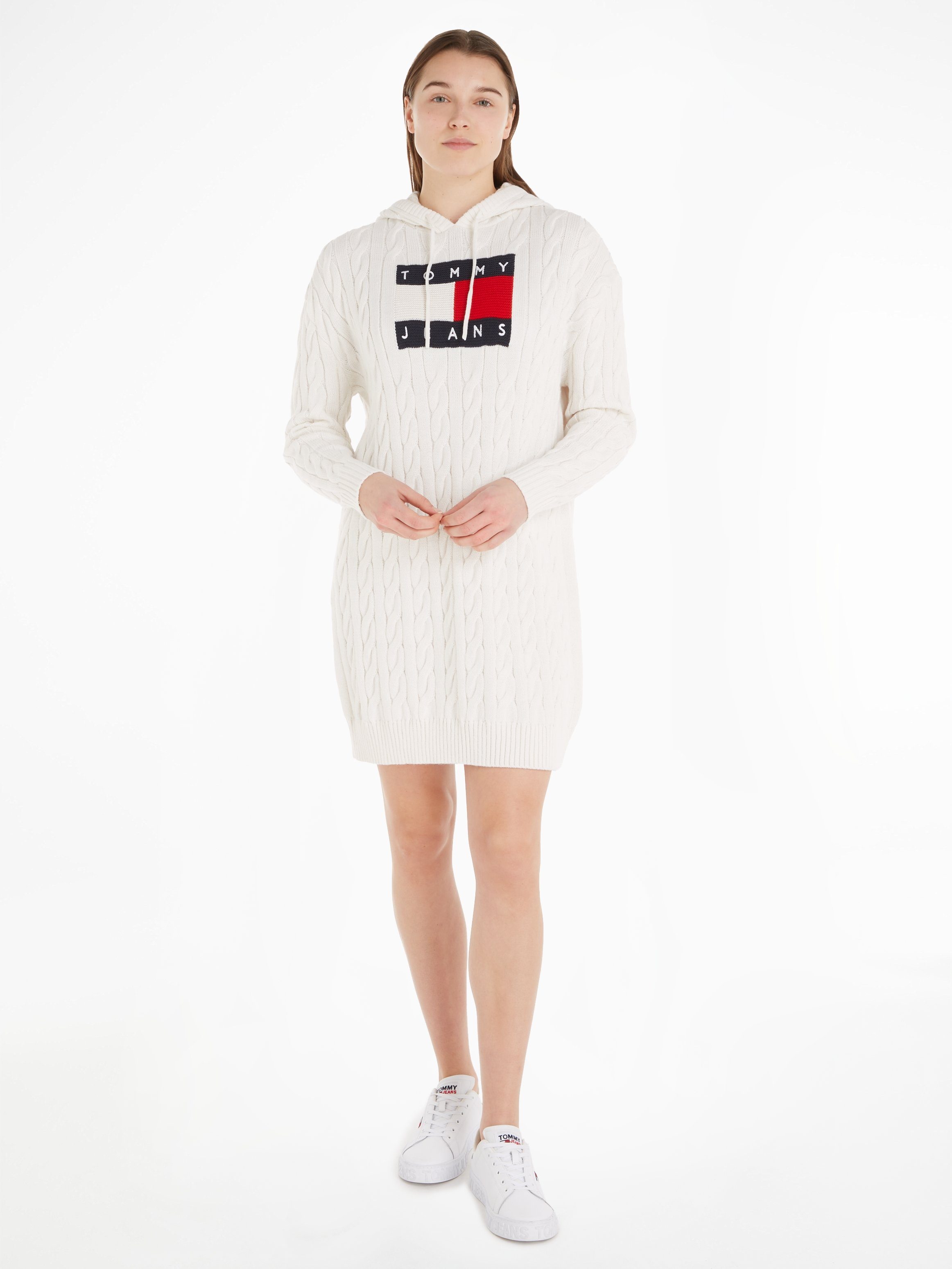 Tommy Jeans Strickkleid TJW CABLE FLAG HOODIE DRESS mit Tommy Jeans Markenlabel & Logo-Flag Ancient White