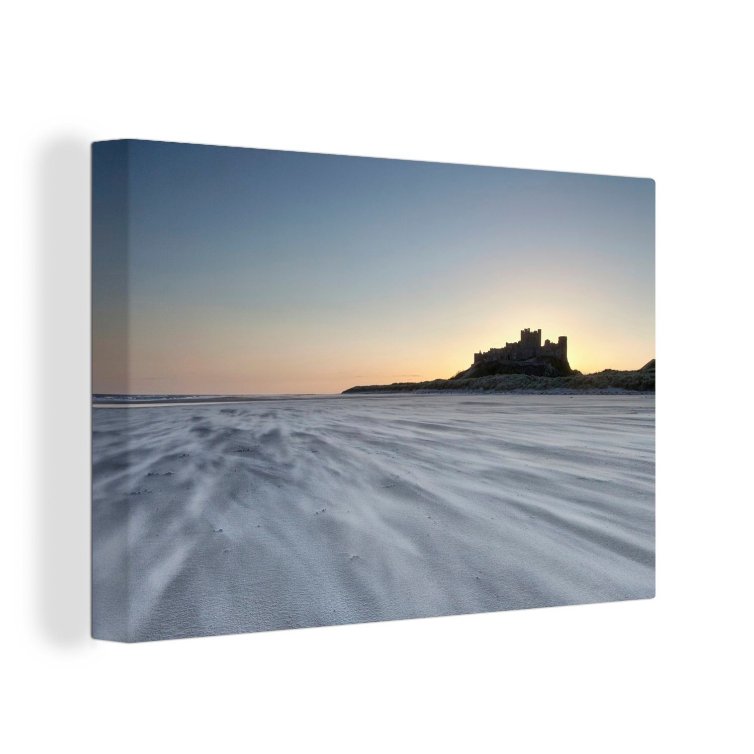 OneMillionCanvasses® Leinwandbild Sand, der über den Strand von Bamburgh Castle in England geweht wird, (1 St), Wandbild Leinwandbilder, Aufhängefertig, Wanddeko, 30x20 cm