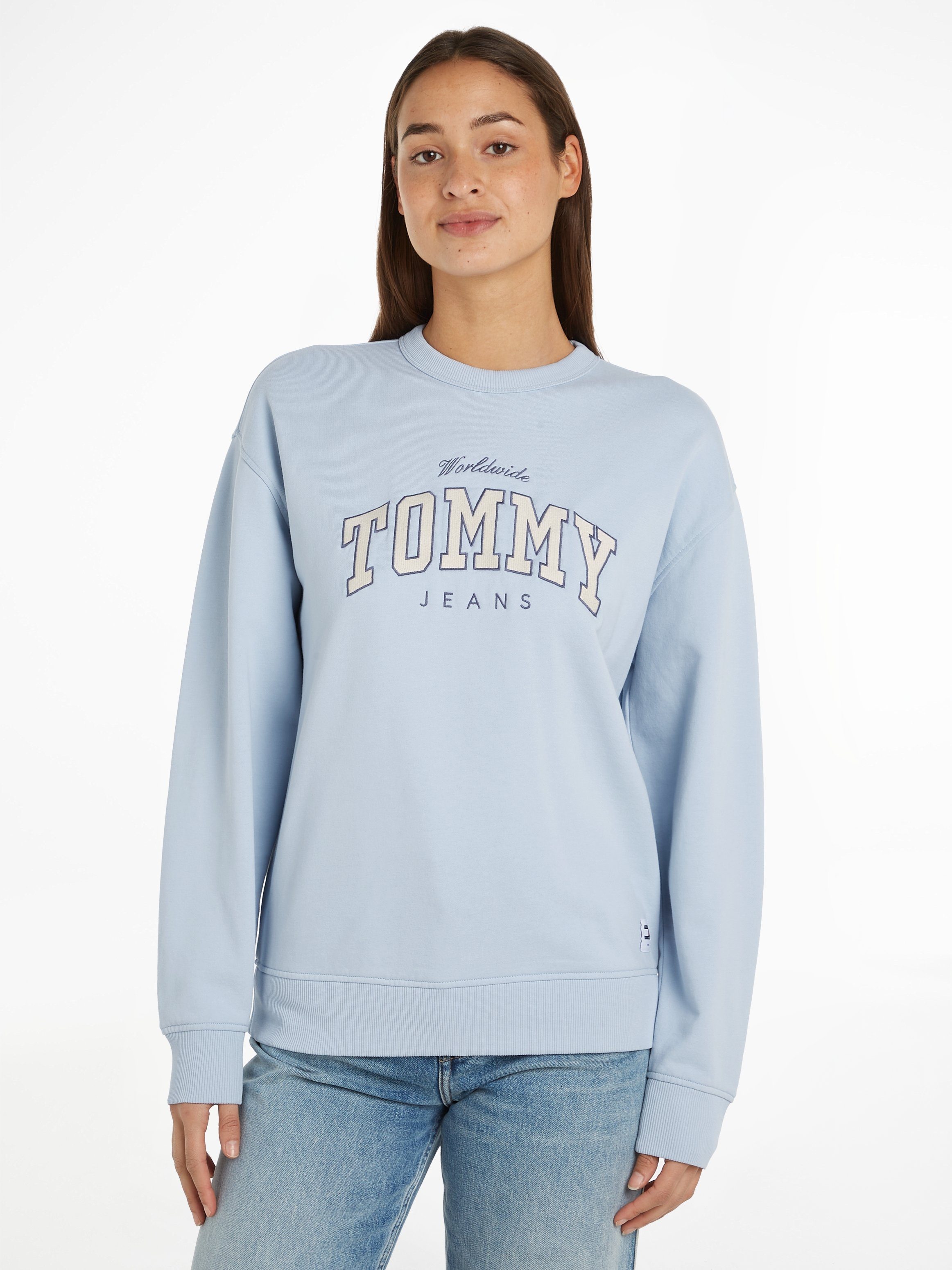 Tommy Jeans Sweatshirt TJW RLX VARSITY LUXE CREW mit gesticktem Logoschriftzug Breezy_Blue
