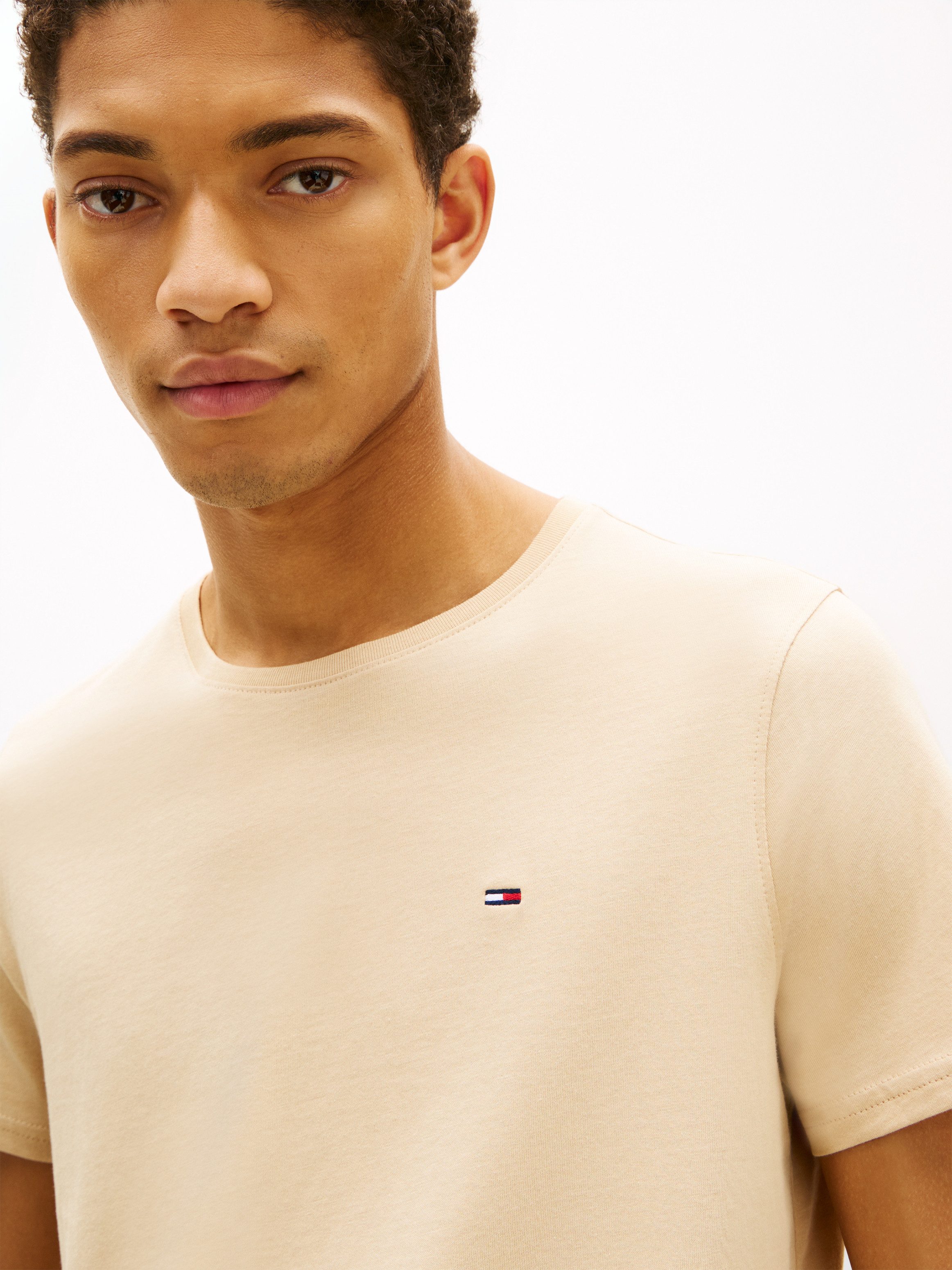 Tommy Jeans T-Shirt TJM ESSENTIAL SOLID mit Rundhalsausschnitt und dezenter Logo-Flag