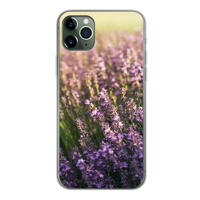 MuchoWow Handyhülle Lavendel auf einem Feld Handyhülle Apple iPhone 11 Pro Max Smartphone-Bumper Print Handy