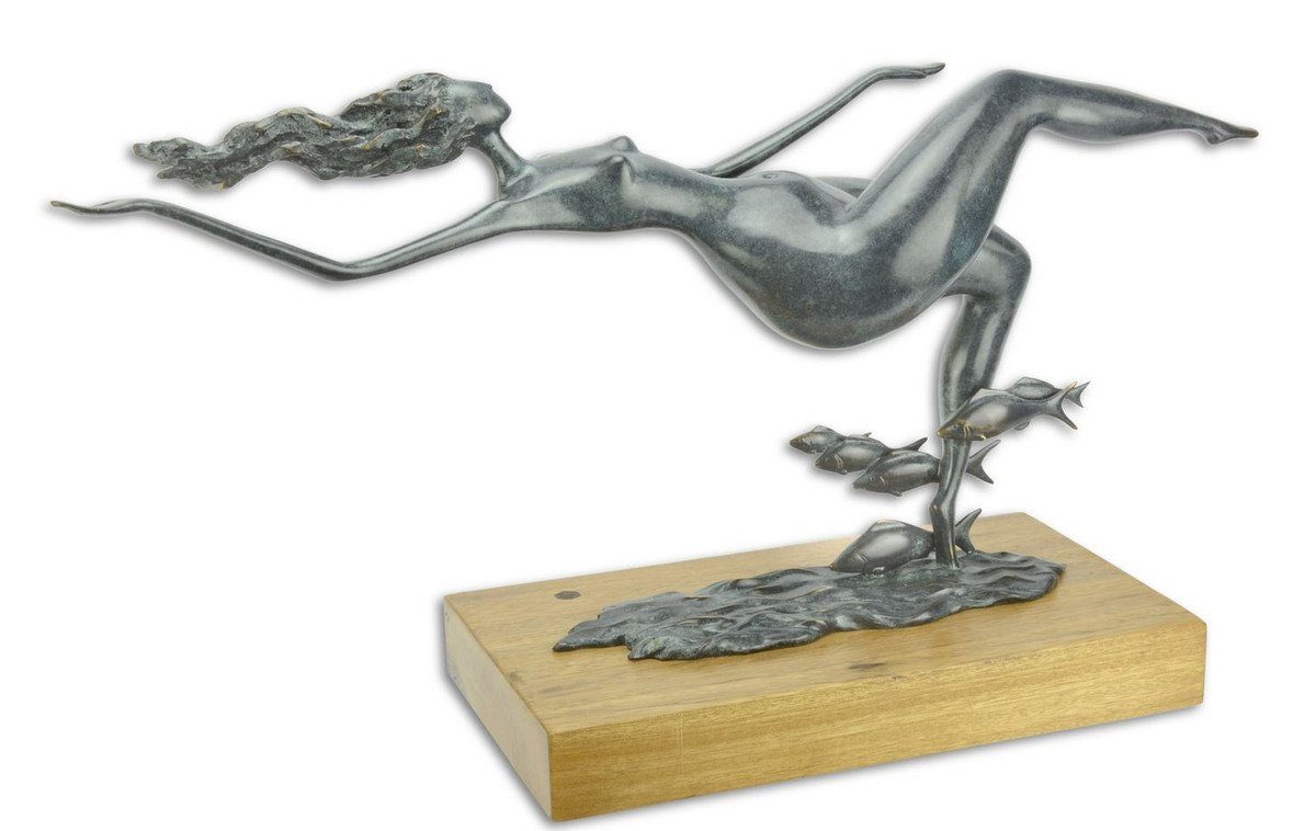 Casa Padrino Dekofigur Designer Bronzefigur Skulptur mit cm x H. / Luxus 67 Holzsockel / Frau Fischen Blau 20,8 Naturfarben - 35,6 Gold Bronze schwimmende mit x Deko