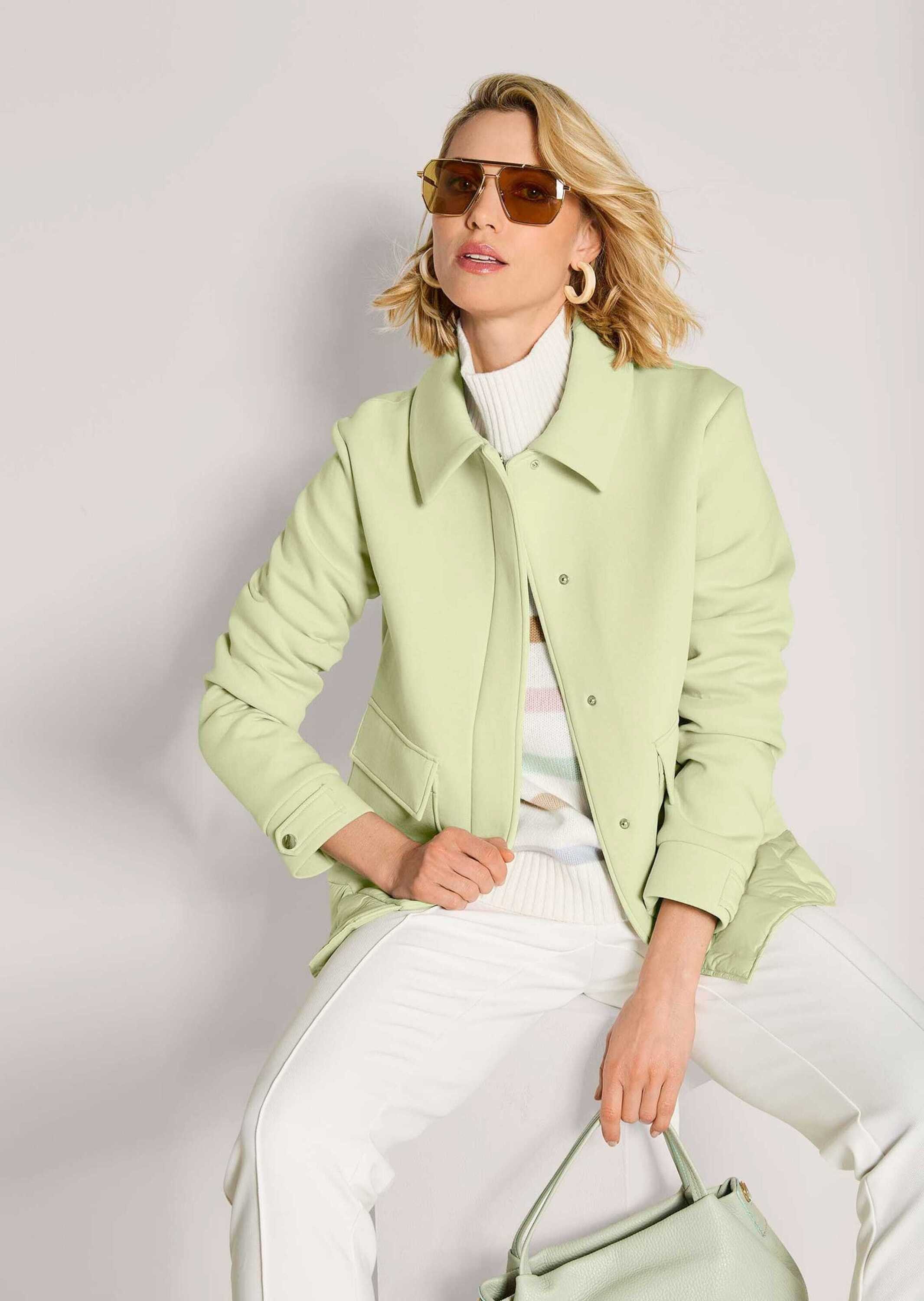 MADELEINE Outdoorjacke Kurzjacke mit Druckknopfverschluss Baumwolljacke mit Klappkragen, Taschen und Langarm