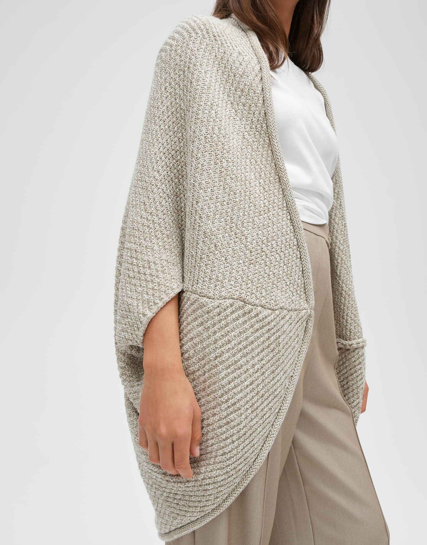 OPUS Cape Amaryllis waffle aus pflegeleichtem Material Die Capeform bringt Struktur und Leichtigkeit in Layerings – Bild 4 von 5