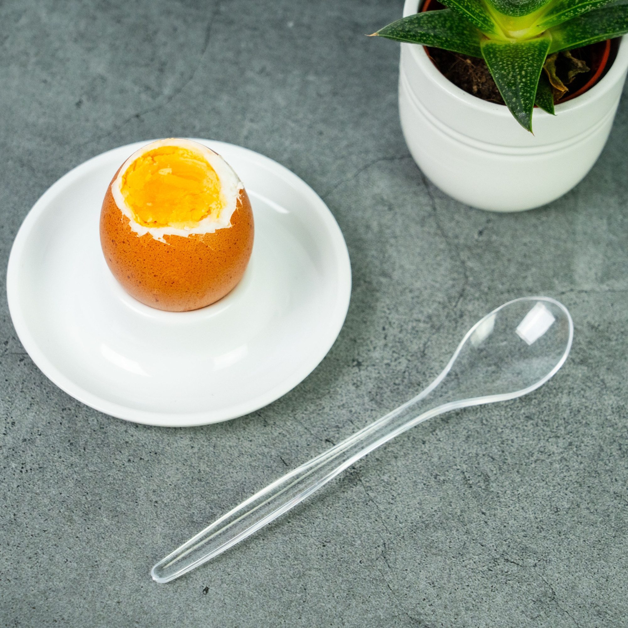 WESTMARK Eierbecher 6 Stk., dreieckig, stapelbar, hochwertiger Kunststoff, Tri, Weiß, Made in Germany, spülmaschinengeeignet, BPA-frei