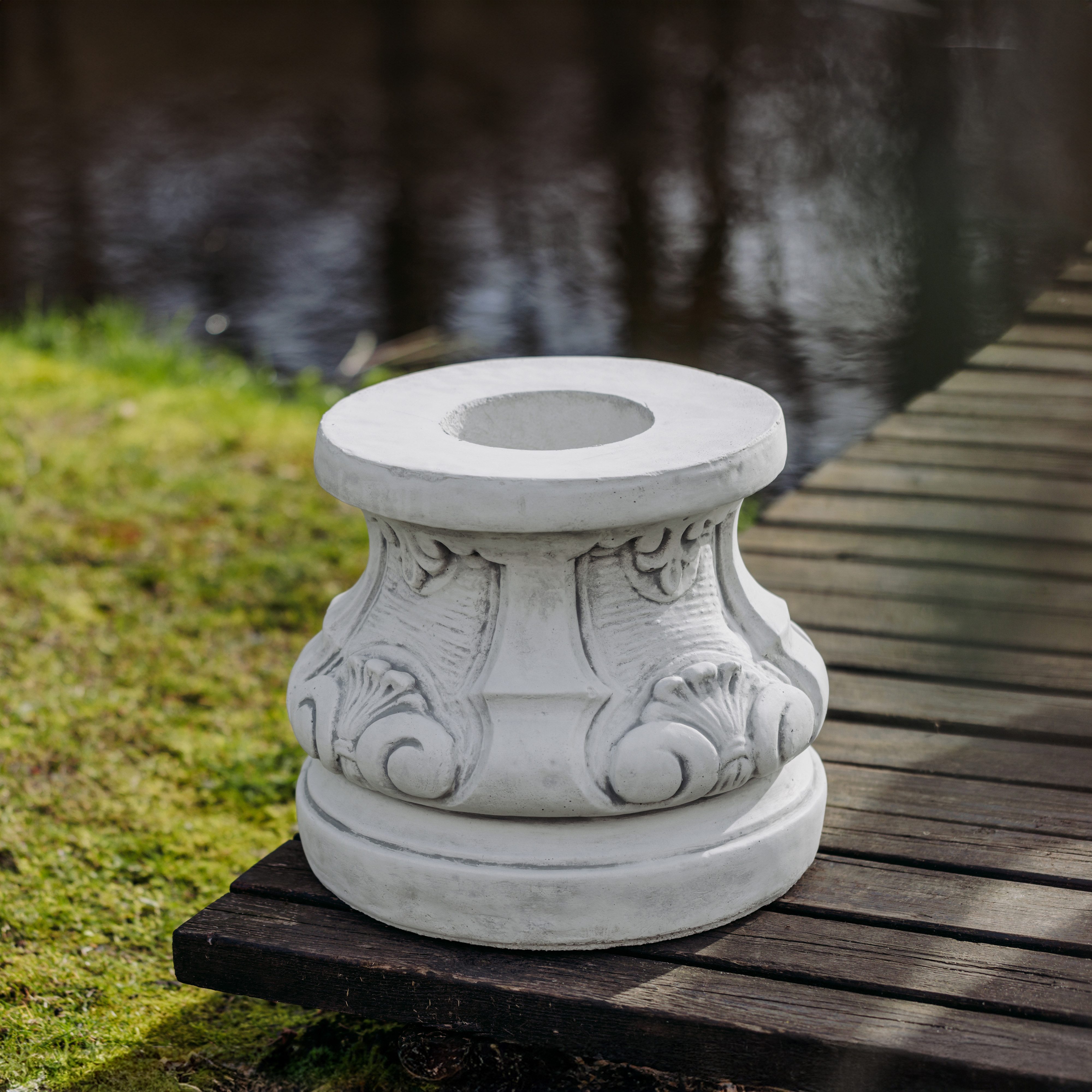 gartendekoparadies.de Gartensockel Steinsockel Podest rund mit Verzierung, H. 37 cm, ∅ 36 cm, 62 kg, 42x30x37 cm, Frostsicher