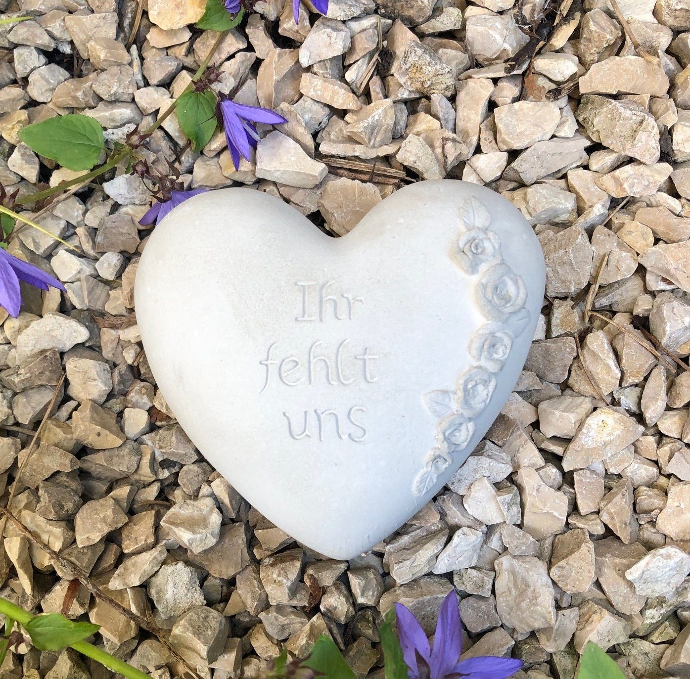 Radami Gartenfigur Grabherz Gedenkstein "Ihr fehlt uns" Grabschmuck günstig online kaufen