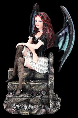 Figuren Shop GmbH Dekofigur Elfen Figur - Dark Mira sitzt auf Treppe - Fantasy Gothic Dekofigur