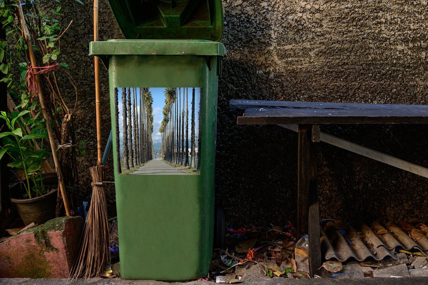 MuchoWow Wandsticker Die Straße im Hintergrund Palmenreihen Container, (1 und Bergen mit Abfalbehälter Mülltonne, Mülleimer-aufkleber, St), Sticker