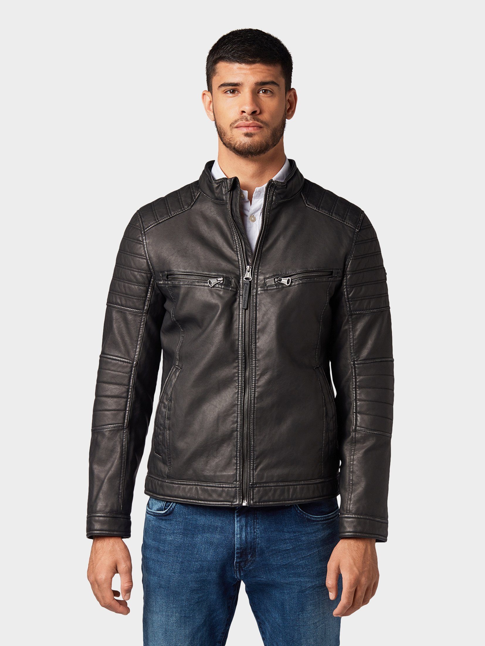 TOM TAILOR Bikerjacke Bikerjacke aus Lederimitat, Mit seitlichen  Eingrifftaschen mit Druckknopf und zwei Brusttaschen