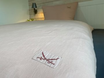 Bettwäsche Sansibar "Leinen Look" (2 tlg), mit modernem Sansibar Logopatch auf Kissen- und Bettbezug, Sansibar Sylt, mit hochwertigem Sansibar Logo-Patch, angenehm weich und anschmiegsam, hautfreundlich, pflegeleicht