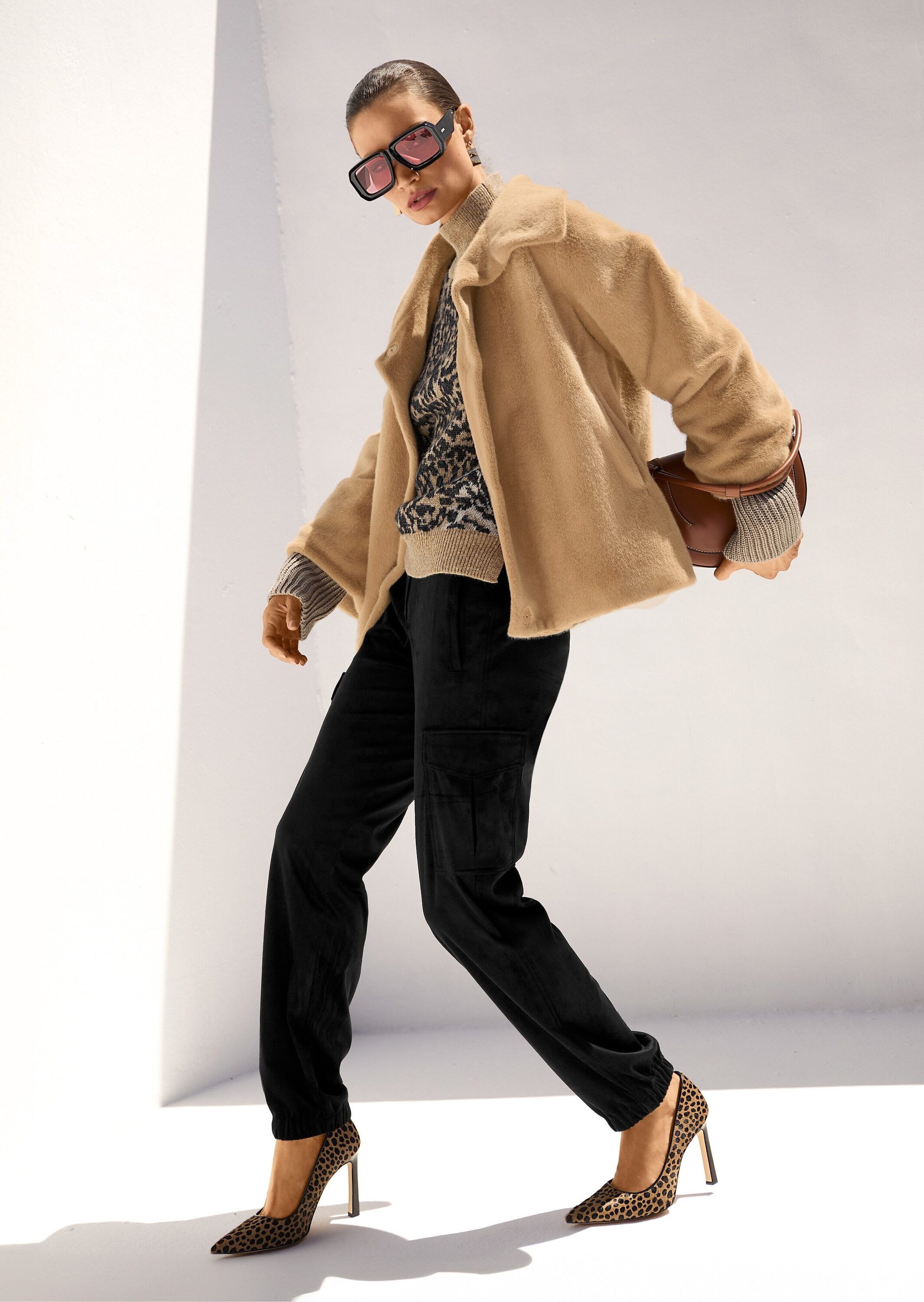 MADELEINE Outdoorjacke Elegante Damenjacke in Felloptik Modische Webpelz-Jacke mit Stehkragen, Langarm und Rippstrickbund