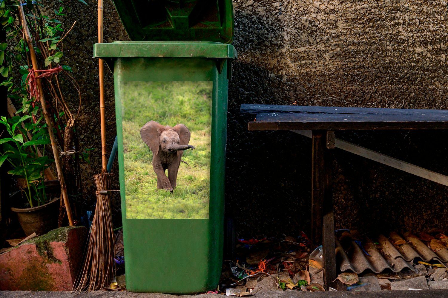Mülltonne, (1 MuchoWow - nach Sticker, Mädchen der - Junge auf Beute Container, St), Kinder Suche - - Abfalbehälter Wandsticker Mülleimer-aufkleber, Elefantenbaby