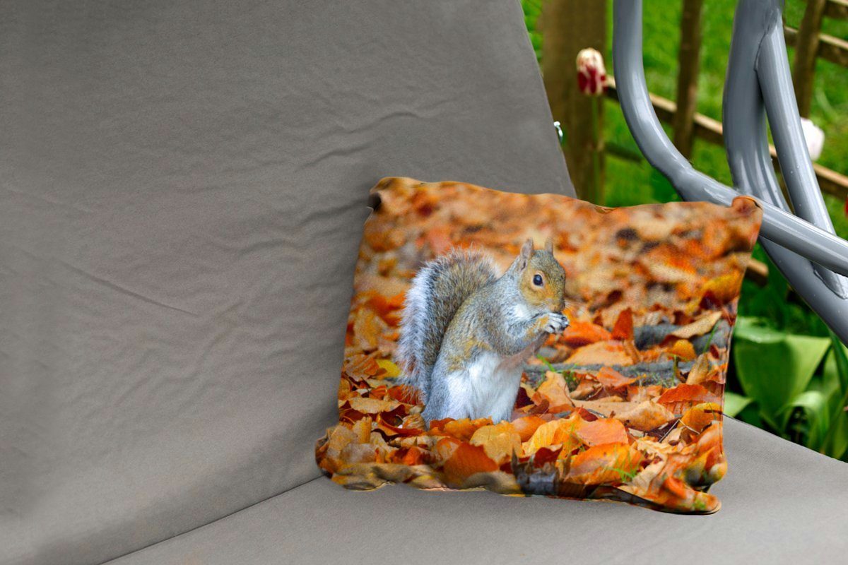 MuchoWow Dekokissen Eichhörnchen zwischen dem Kissenhülle Herbstlaub, Dekokissenbezug, Outdoor-Dekorationskissen, Polyester