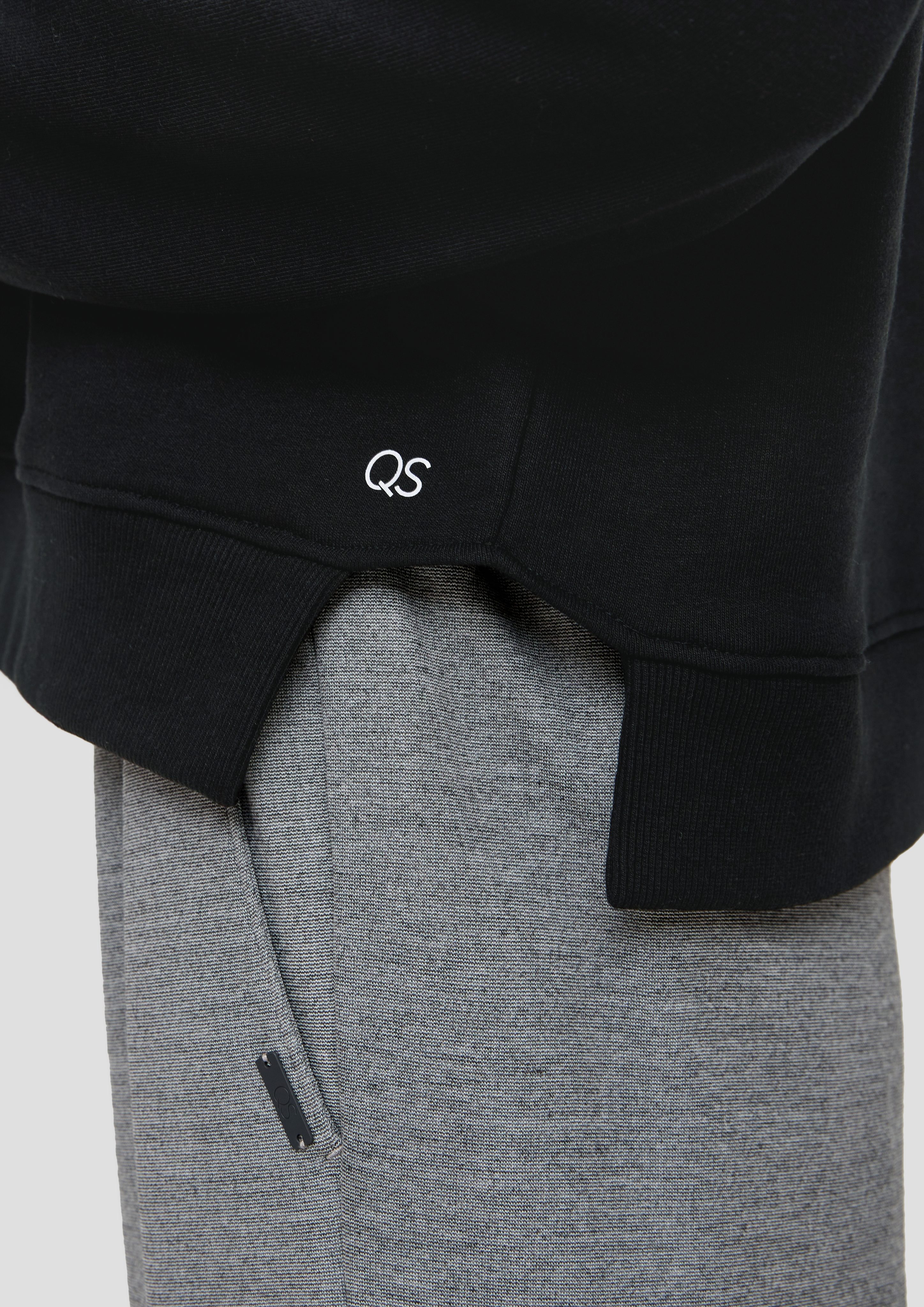QS Sweatshirt Sweatshirt Logo Saum schwarz offenem seitlich mit