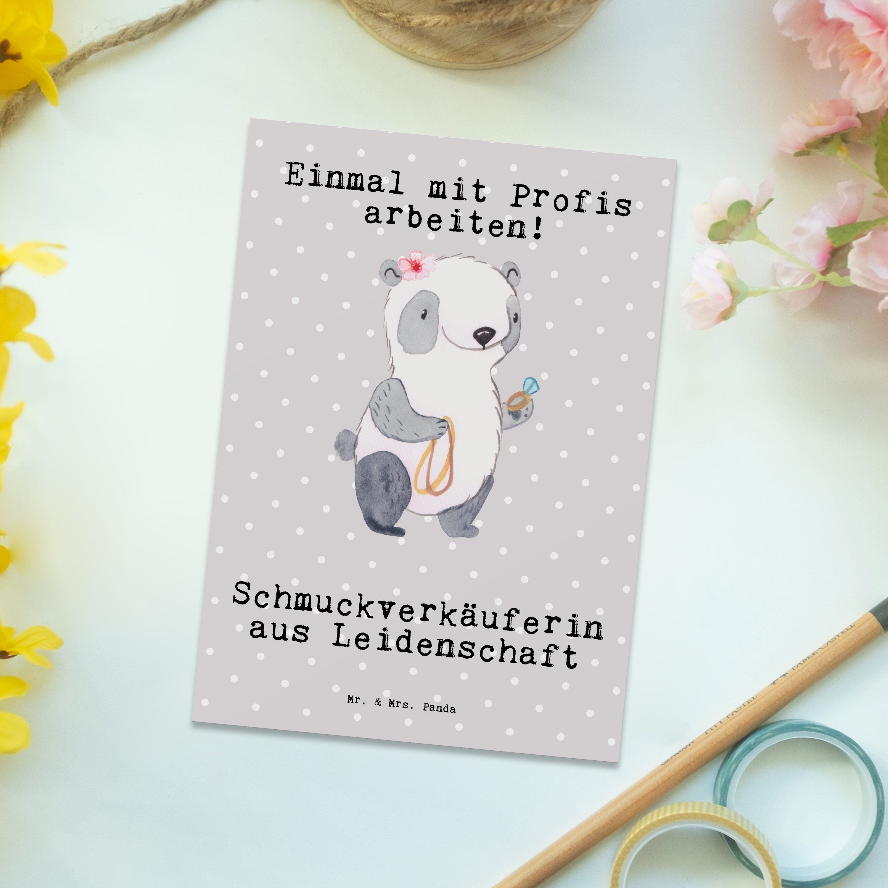 Postkarte & Mrs. Einlad Mr. Panda Leidenschaft - Pastell Grau Schmuckverkäuferin aus Geschenk, -