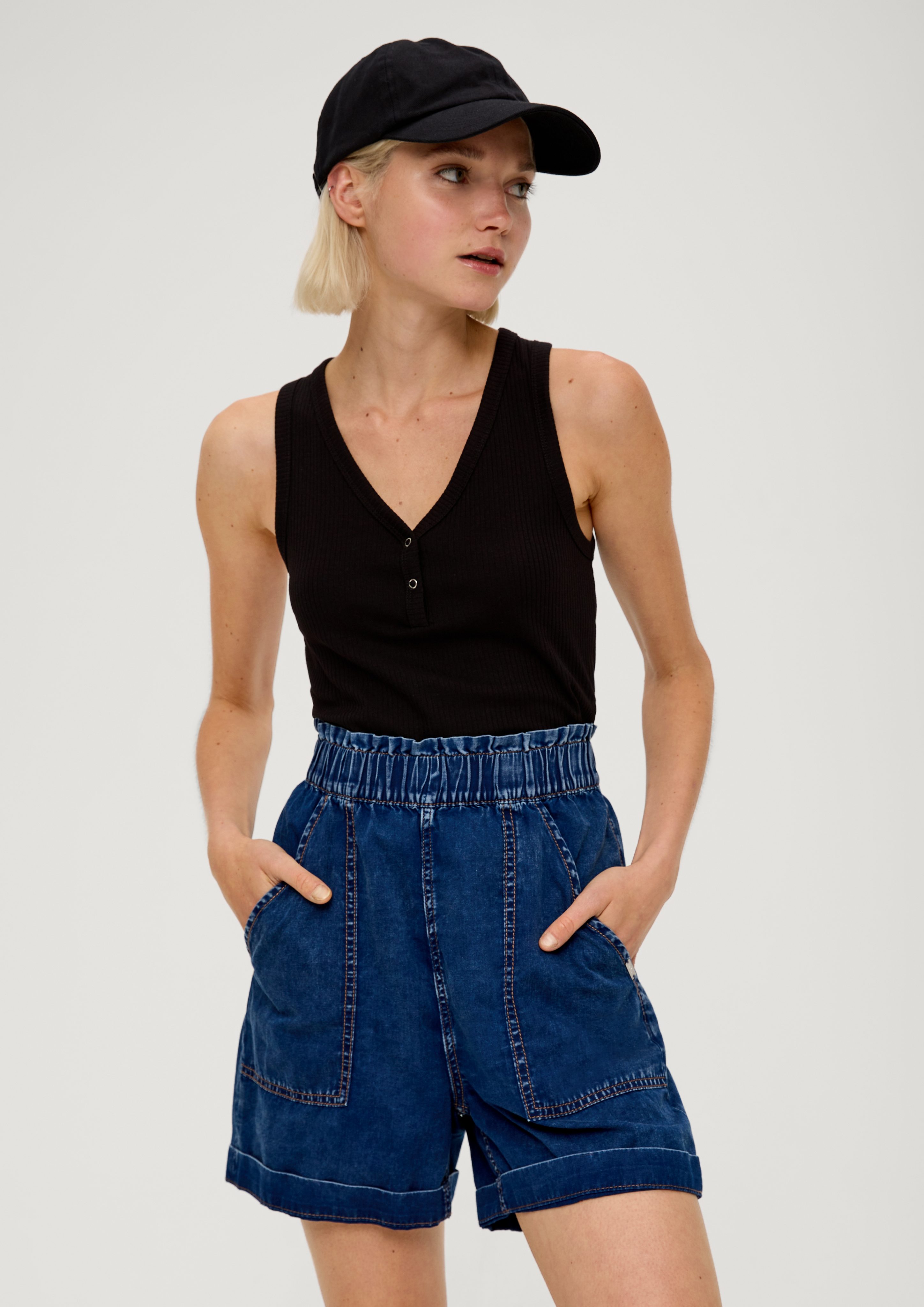 QS Jeansshorts Jeans-Shorts Paper Bag / Relaxed Fit / High Rise / Semi Wide Leg Kontrastnähte, Waschung